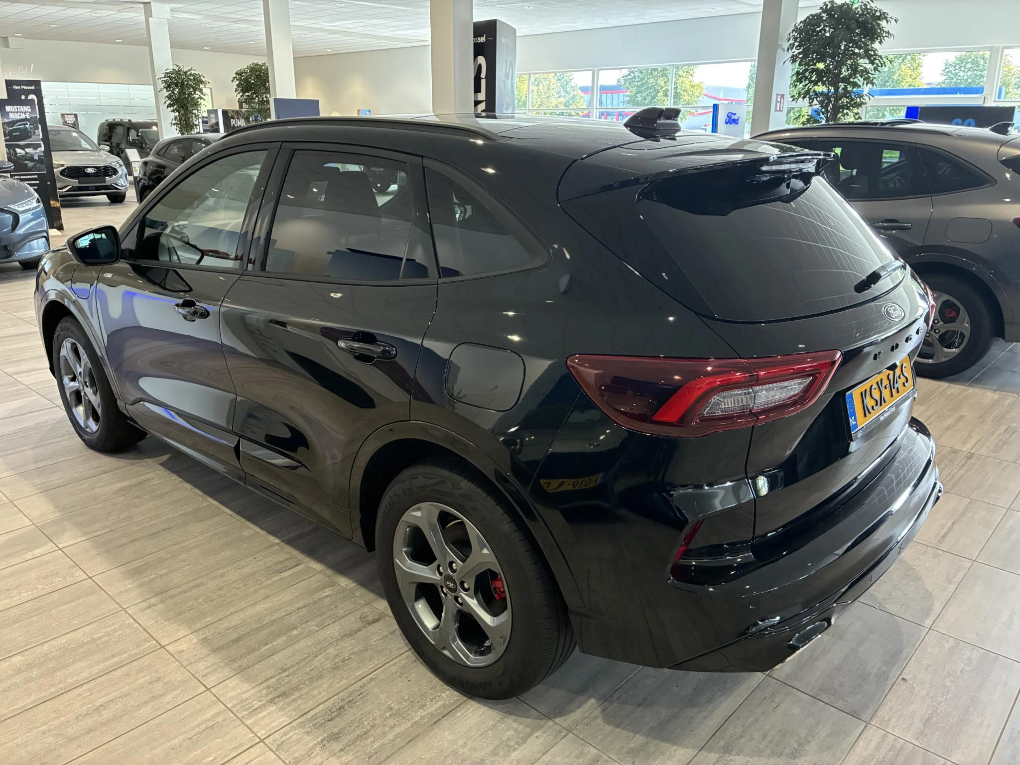 Ford Kuga met kenteken 28100 – autofoto 5