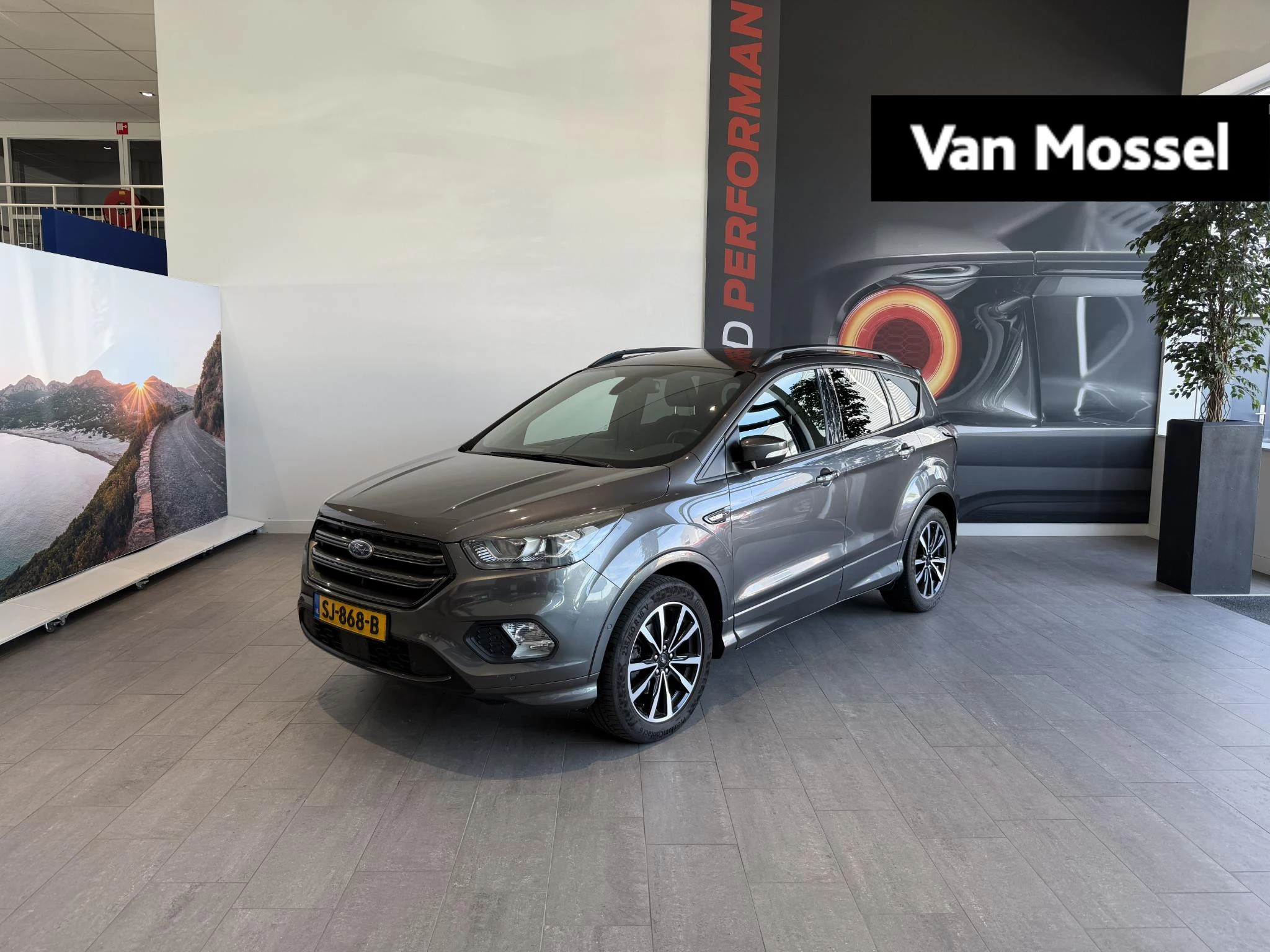 Ford Kuga met kenteken 62100 – autofoto 2