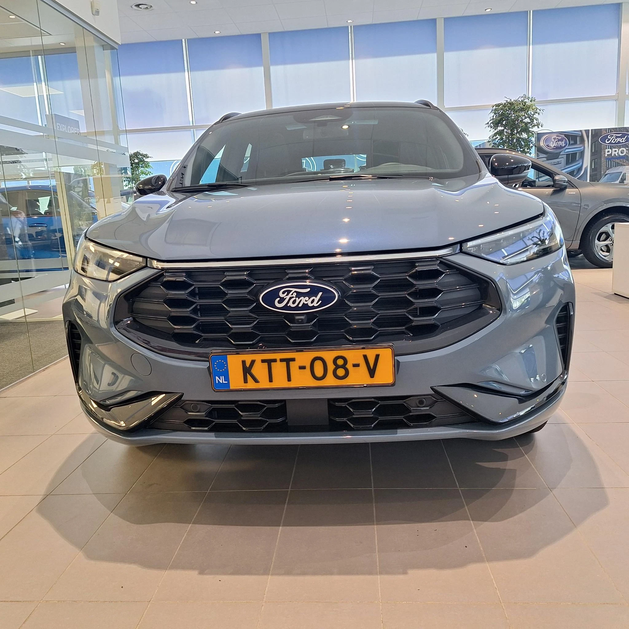 Ford Kuga met kenteken 68 – autofoto 4