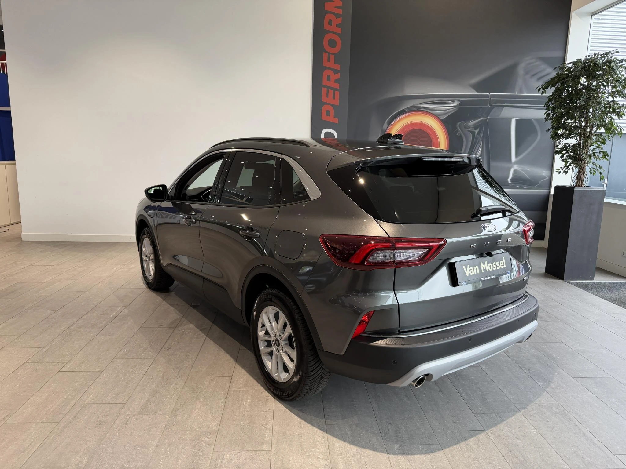Ford Kuga met kenteken 68 – autofoto 5