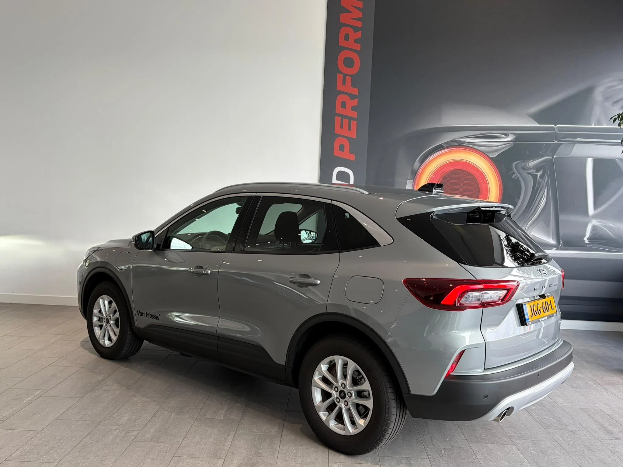 Ford Kuga met kenteken 68 – autofoto 5