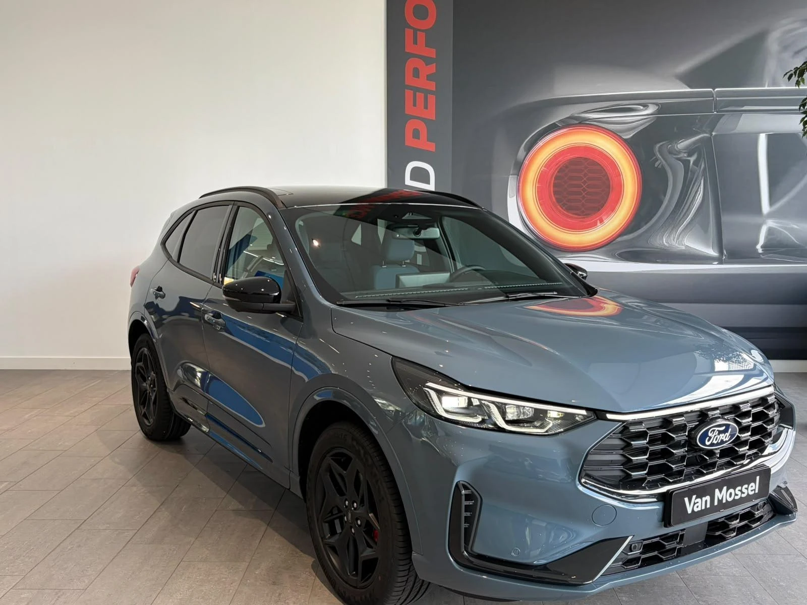 Ford Kuga met kenteken 68 – autofoto 5