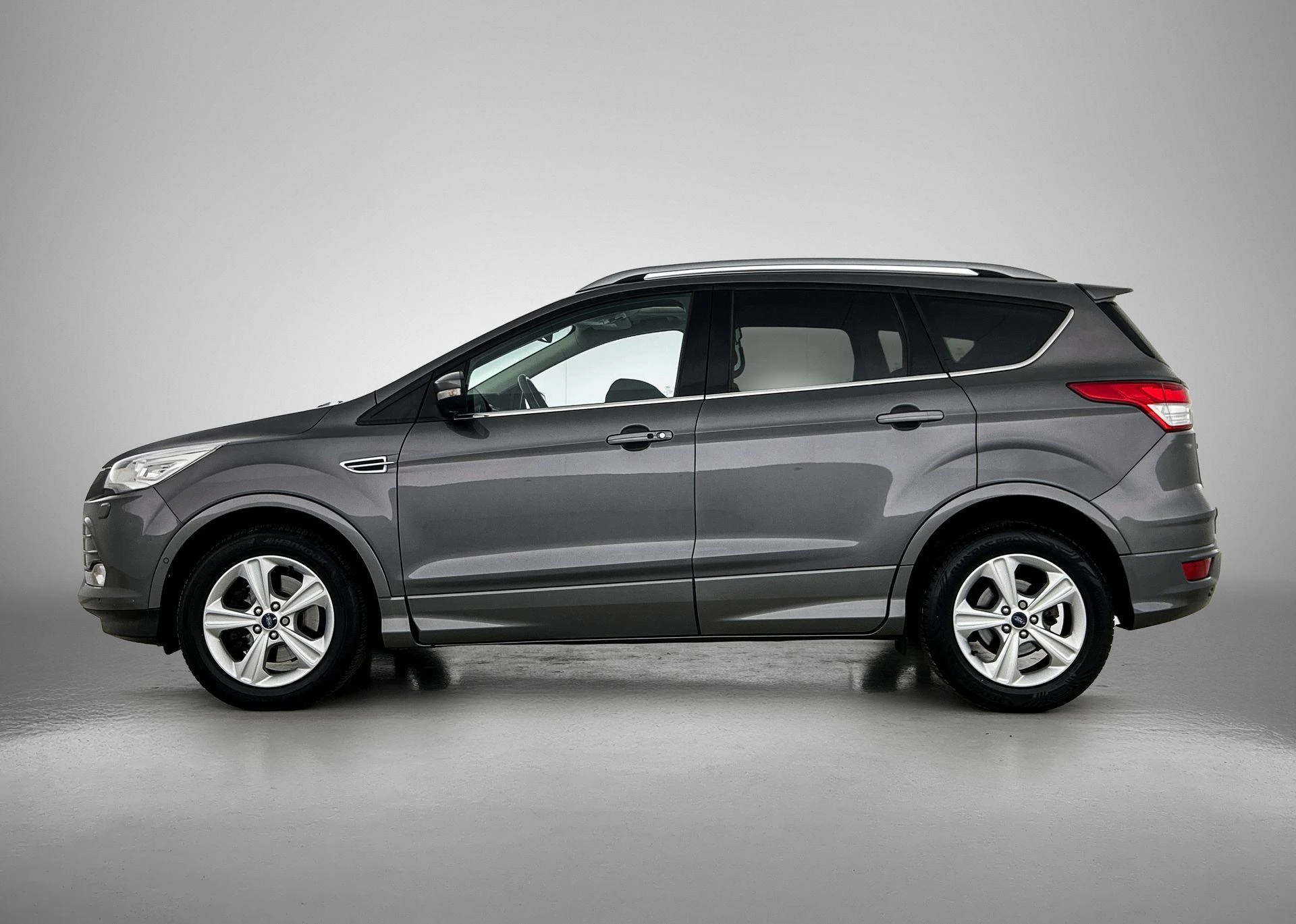 Ford Kuga met kenteken 77100 – autofoto 4