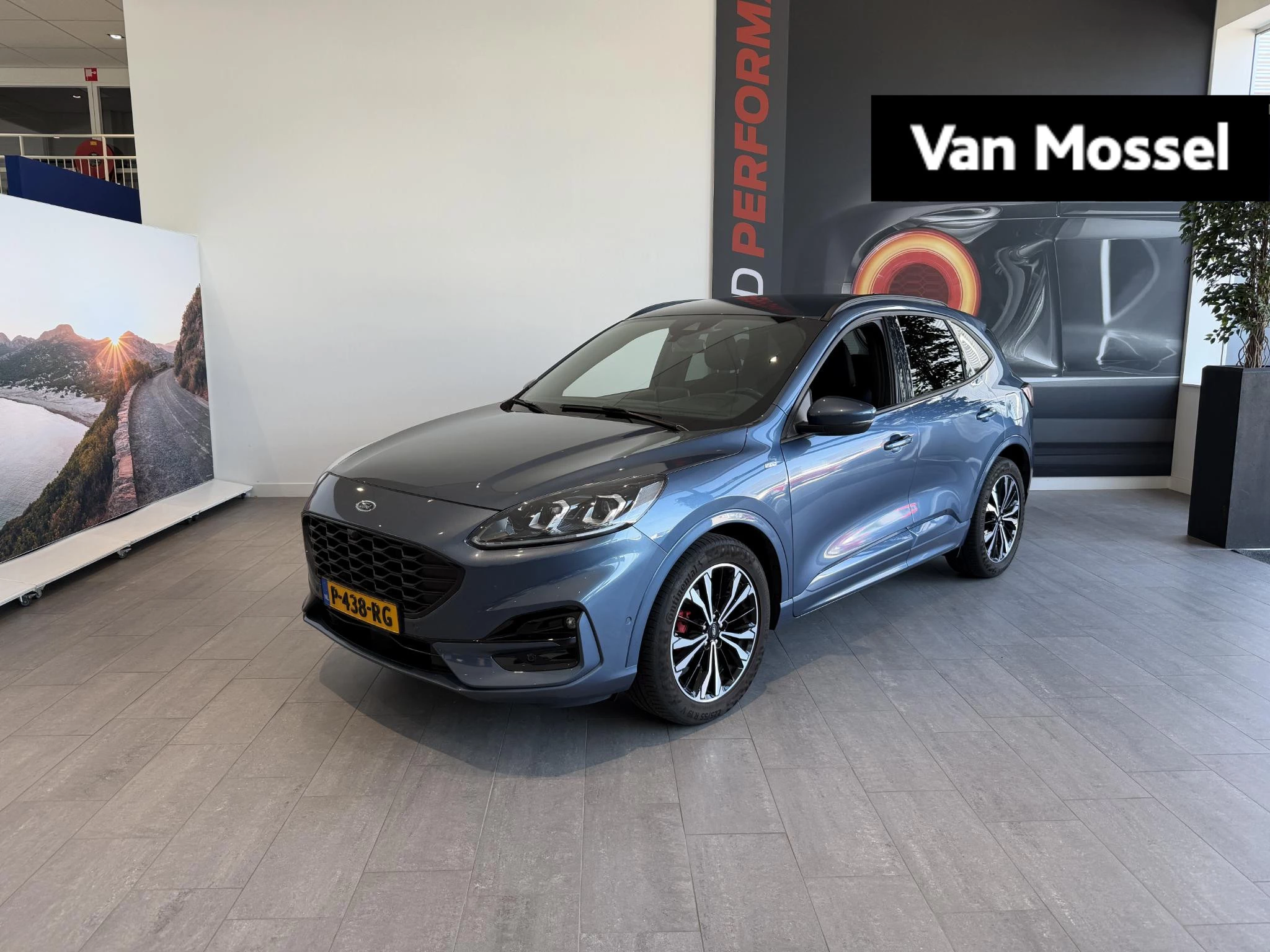 Ford Kuga met kenteken P-438-RG – autofoto 2