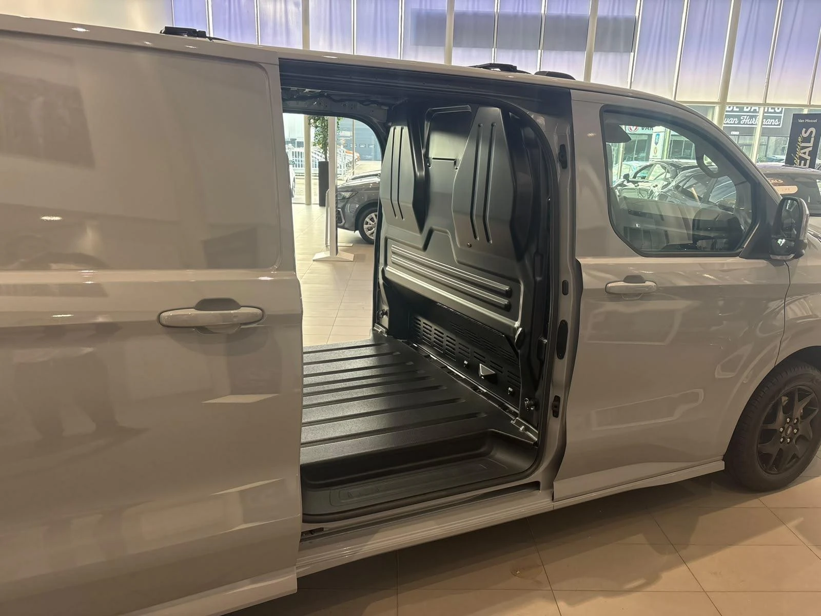 Ford TransitCustom met kenteken V-68-RBB – autofoto 5