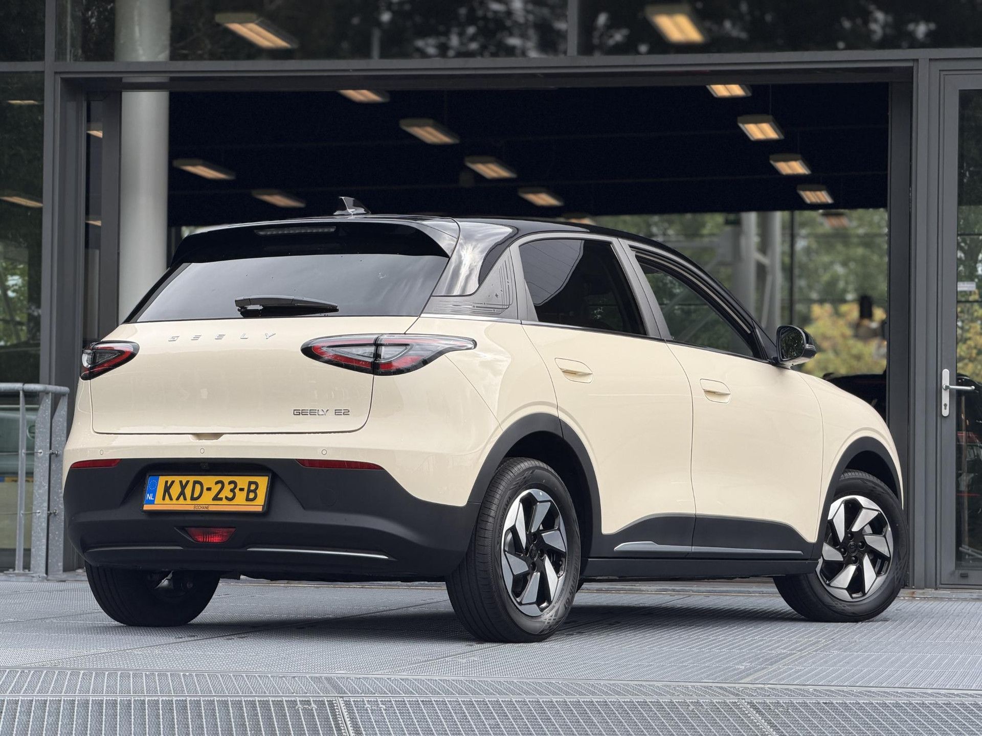 GEELY E2 met kenteken KXD-23-B – autofoto 2