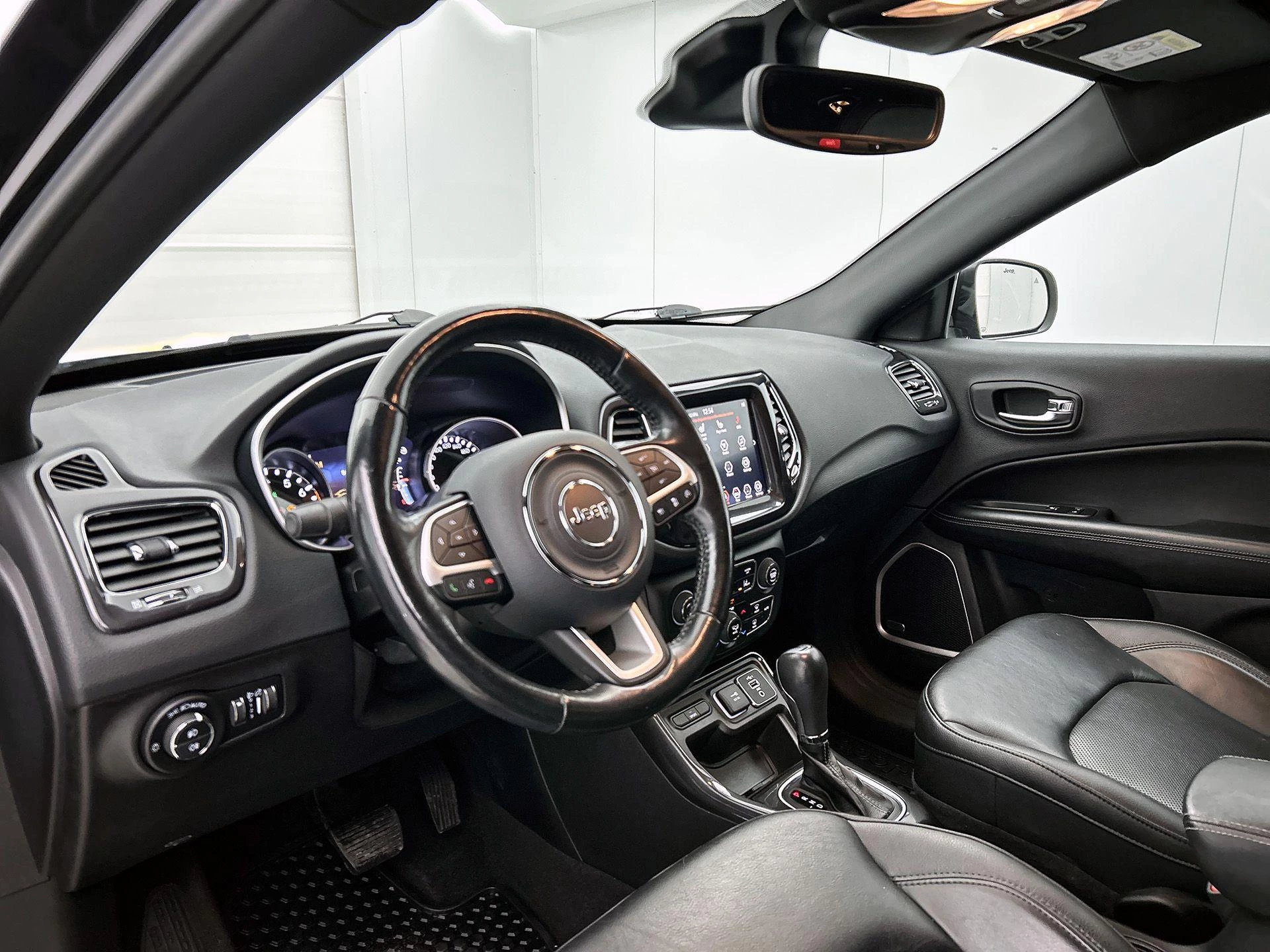 Jeep Compass met kenteken 66100 – autofoto 5