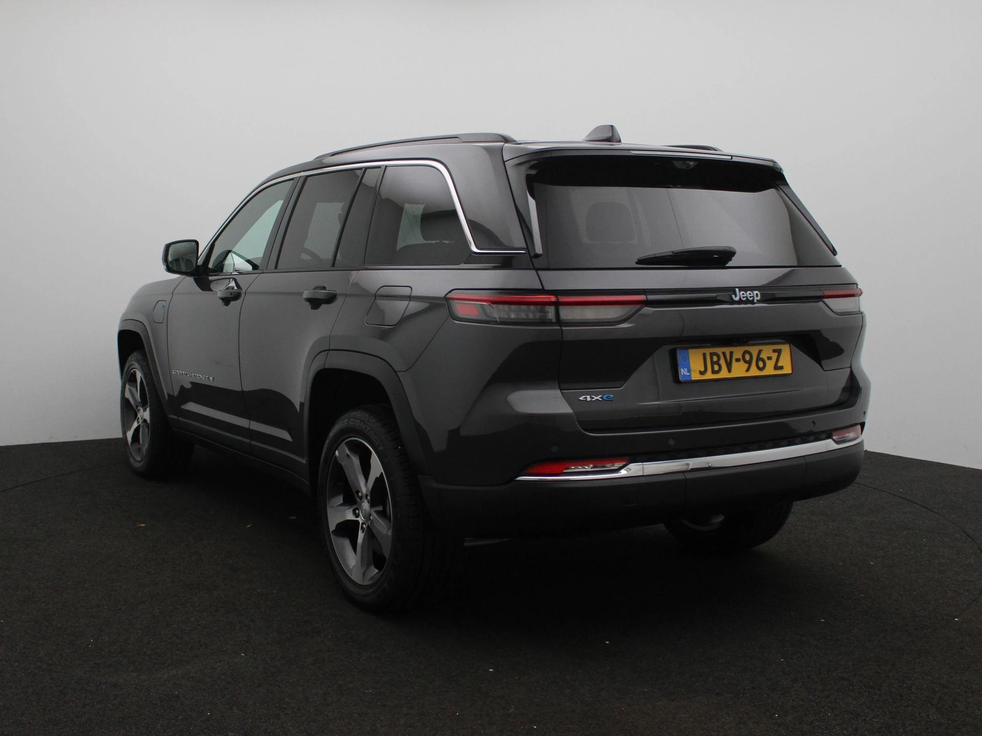 Jeep GrandCherokee met kenteken 26100 – autofoto 3