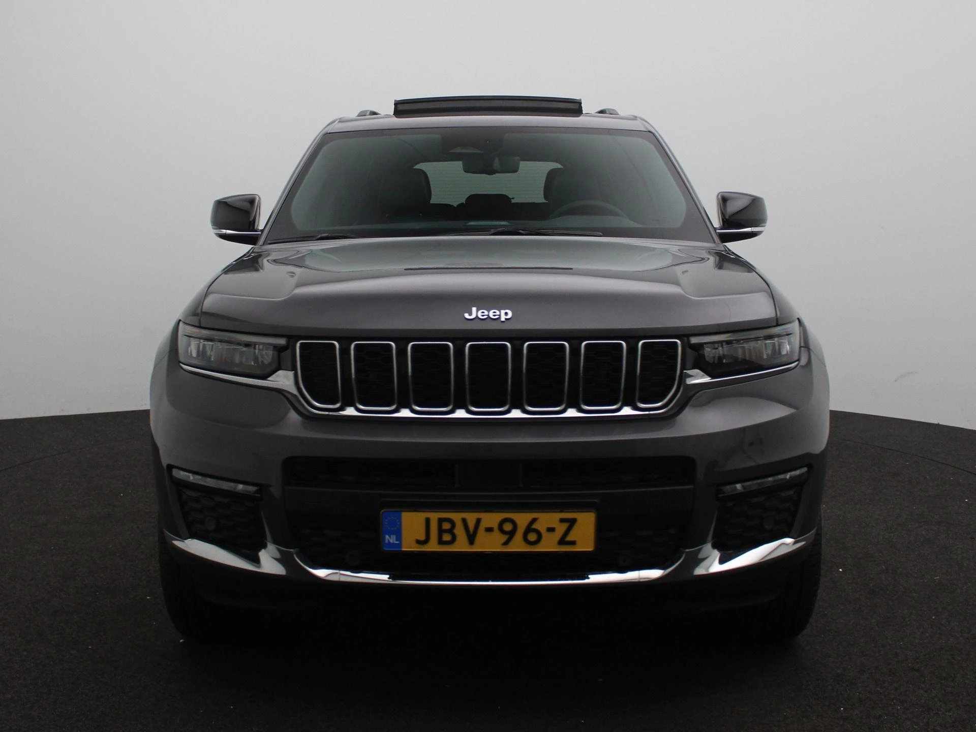 Jeep GrandCherokee met kenteken 26100 – autofoto 4