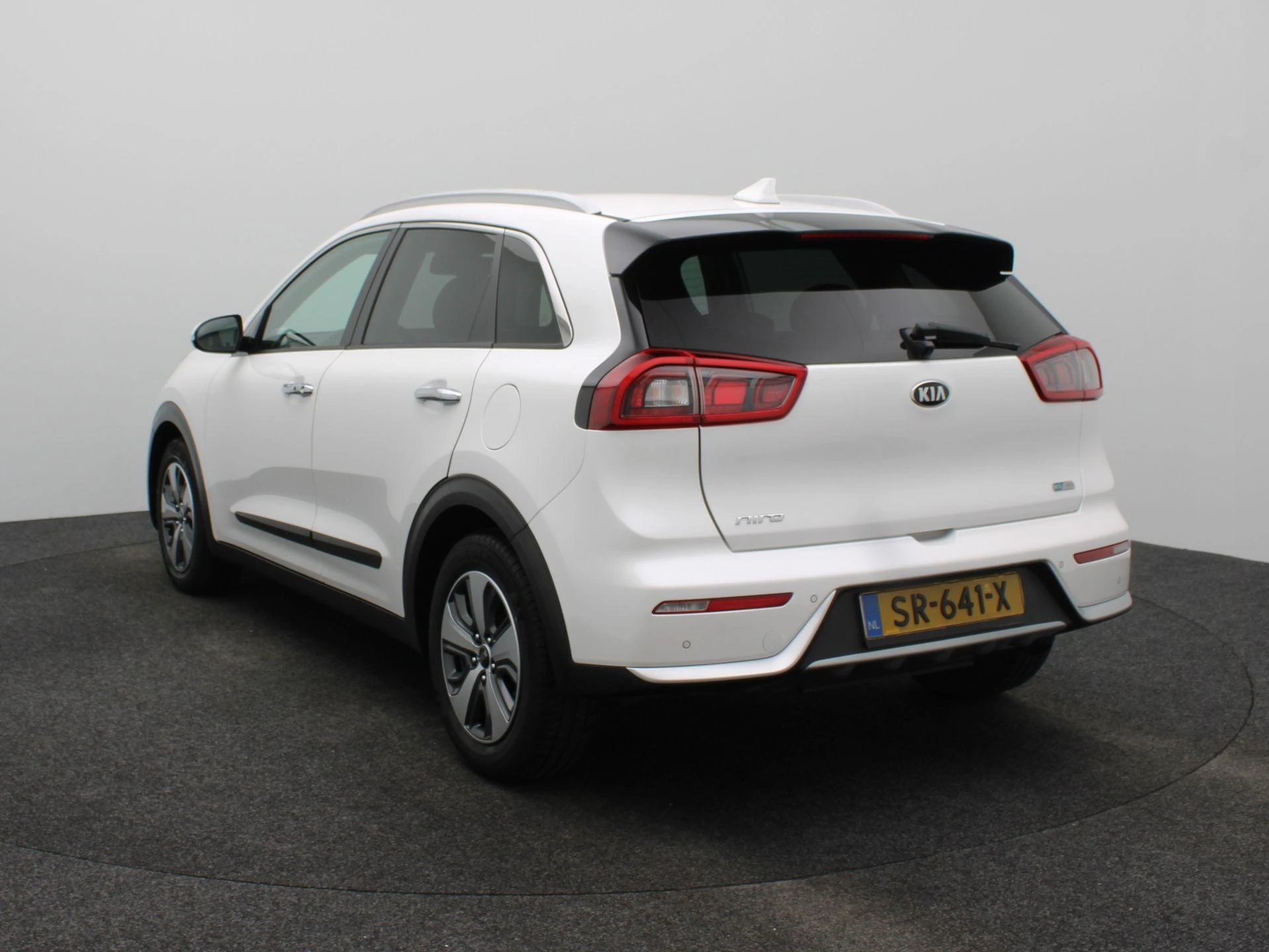 Kia Niro met kenteken 38100 – autofoto 5