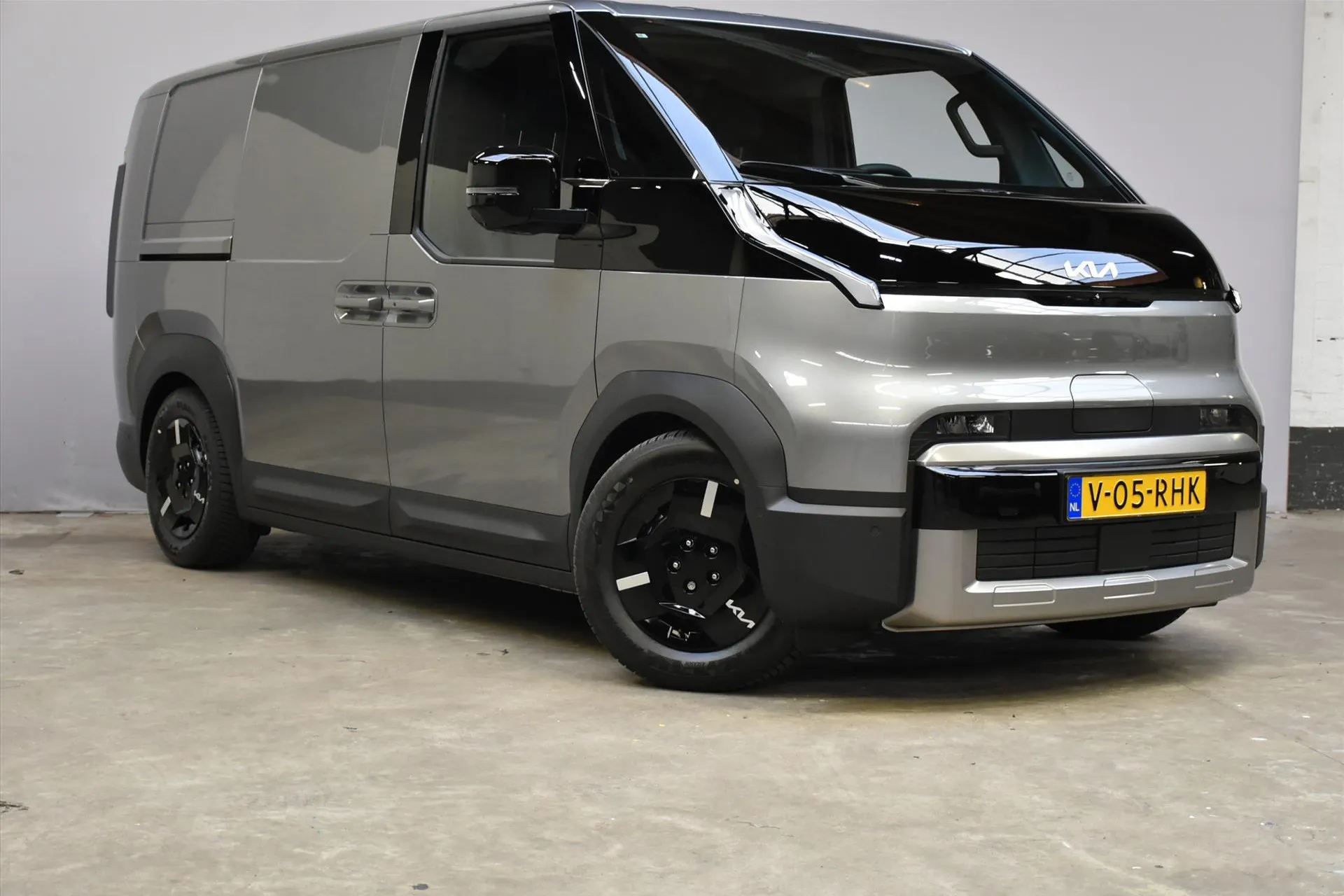 Kia PV5 met kenteken V-05-RHK – autofoto 4