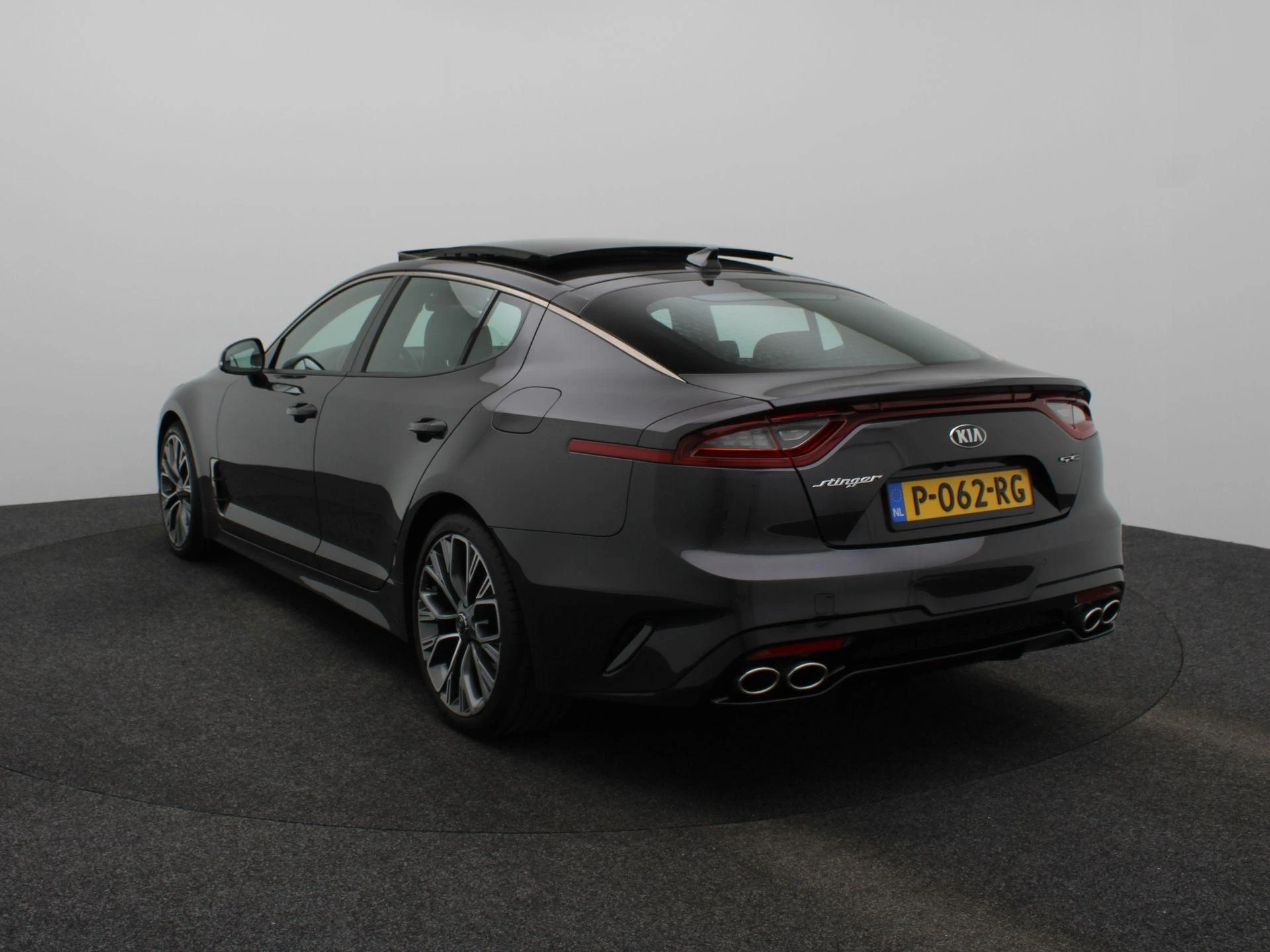 Kia Stinger met kenteken 106100 – autofoto 4