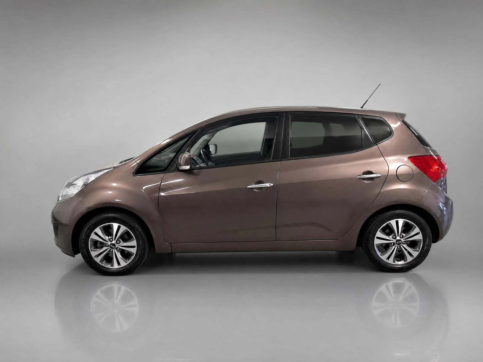 Kia Venga met kenteken 66100 – autofoto 5
