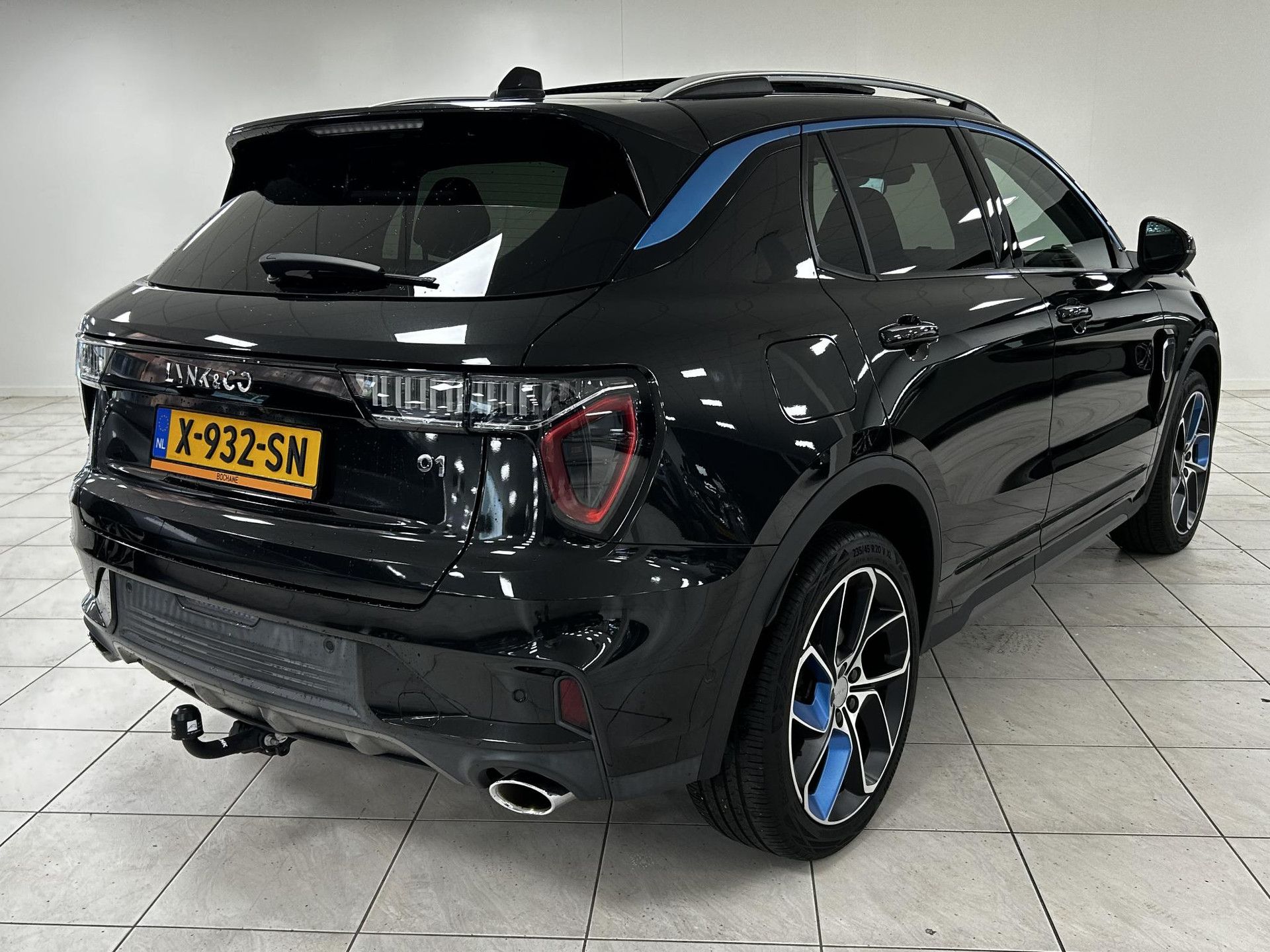 Lynk & Co &Co01 met kenteken X-932-SN – autofoto 2