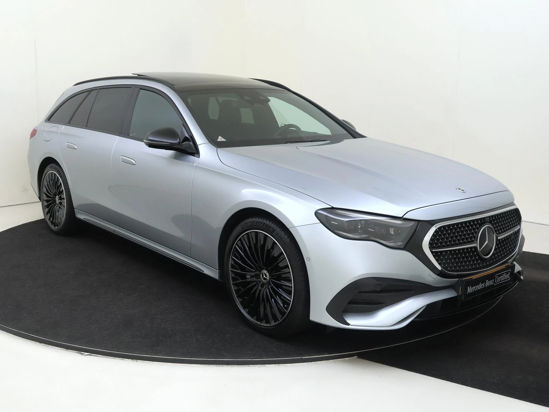 Mercedes-Benz E-Klasse met kenteken 06100 – autofoto 3