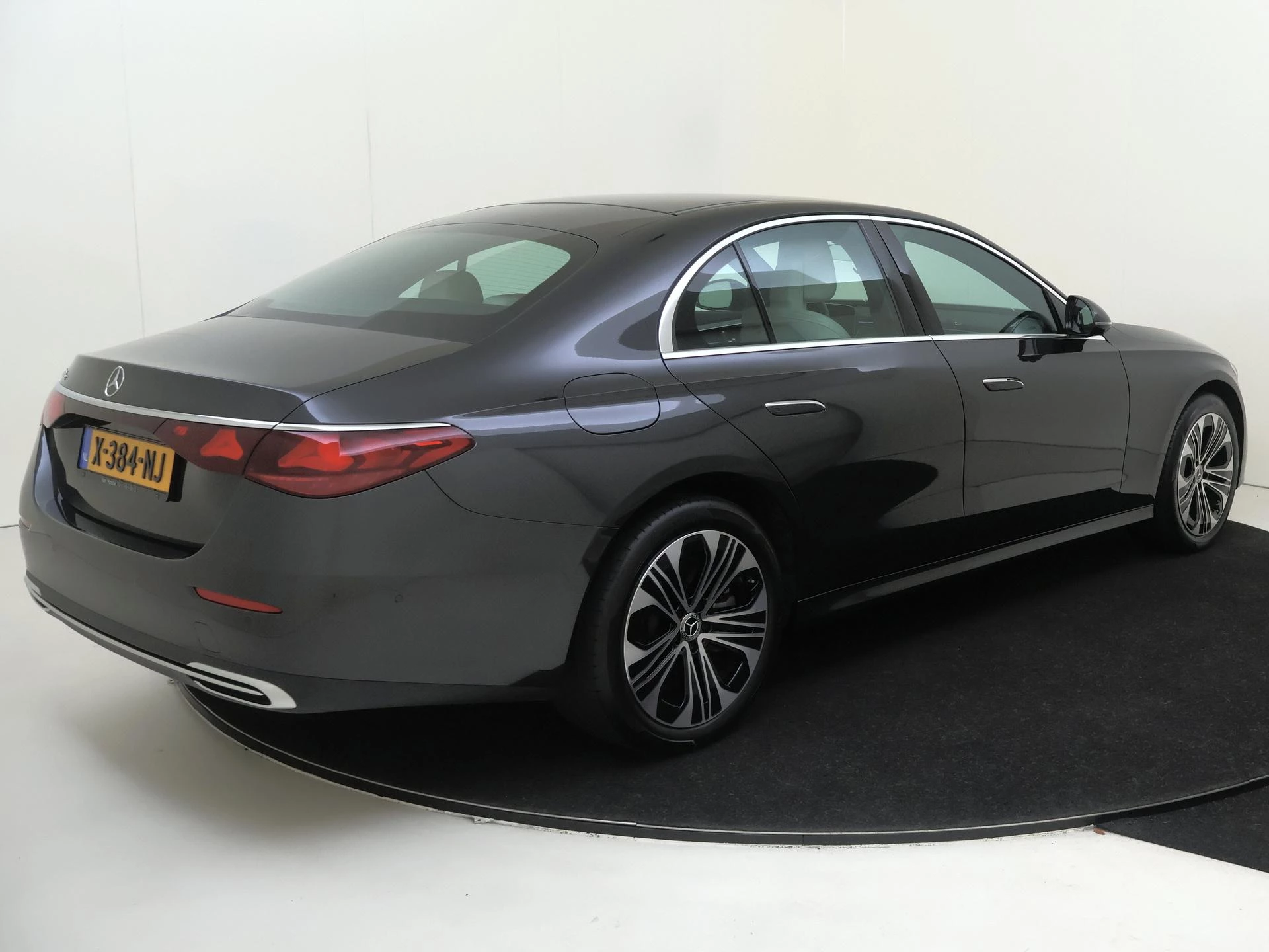 Mercedes-Benz E-Klasse met kenteken 06100 – autofoto 3