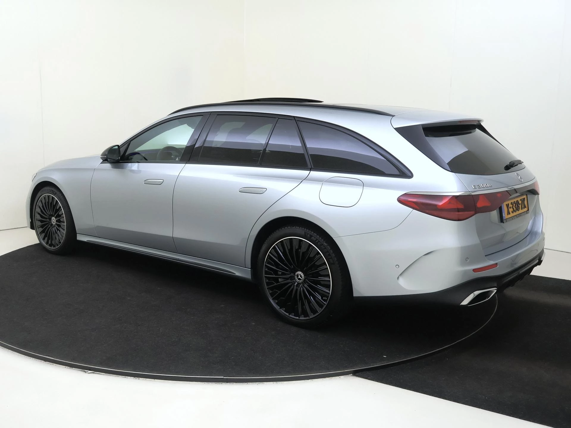 Mercedes-Benz E-Klasse met kenteken 06100 – autofoto 4