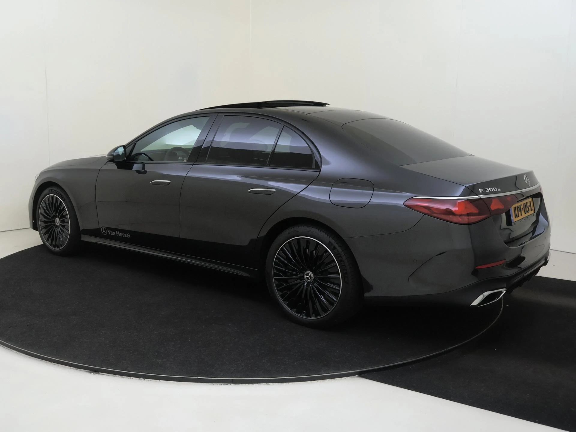 Mercedes-Benz E-Klasse met kenteken 102 – autofoto 4