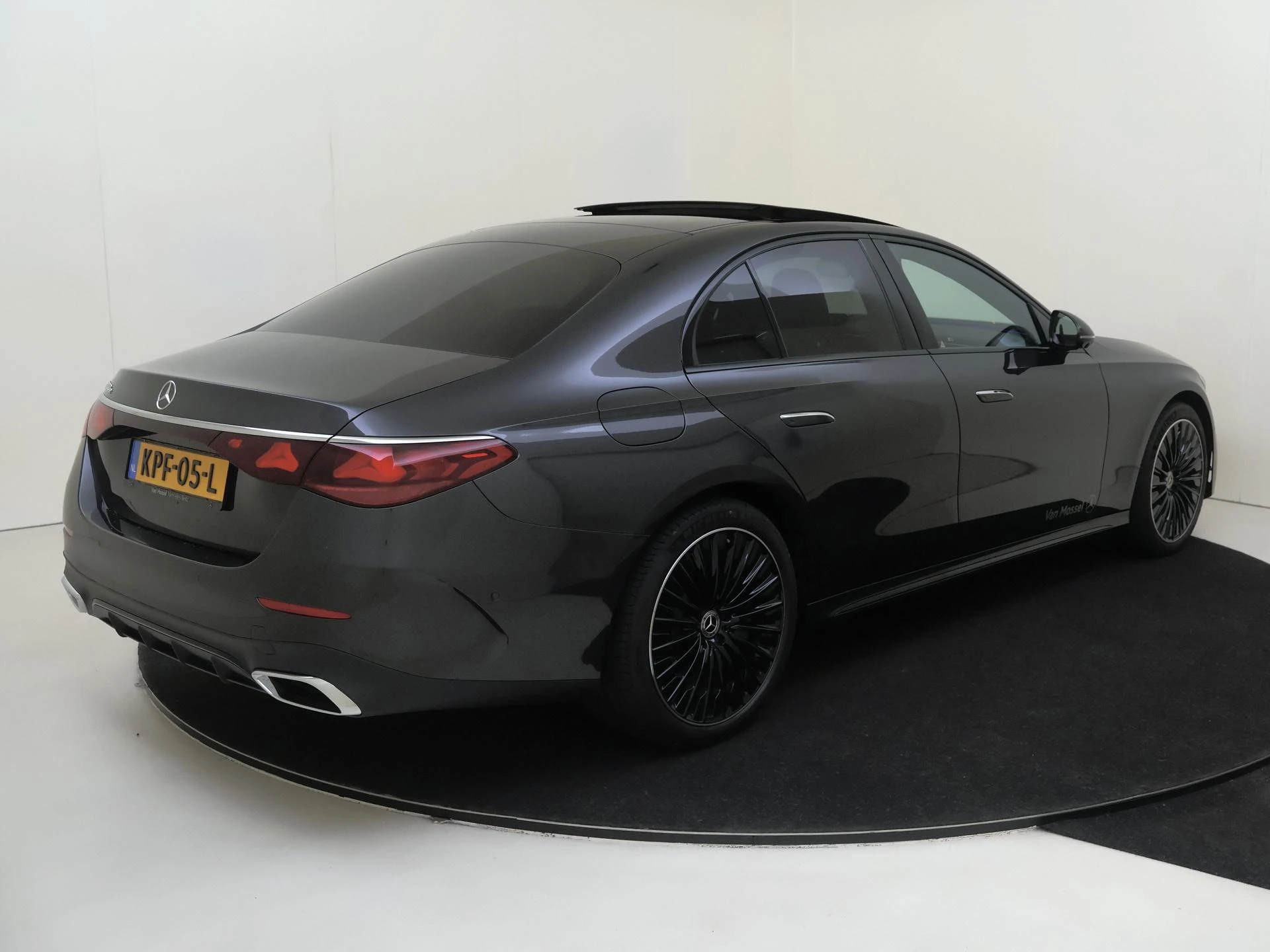 Mercedes-Benz E-Klasse met kenteken 102 – autofoto 5