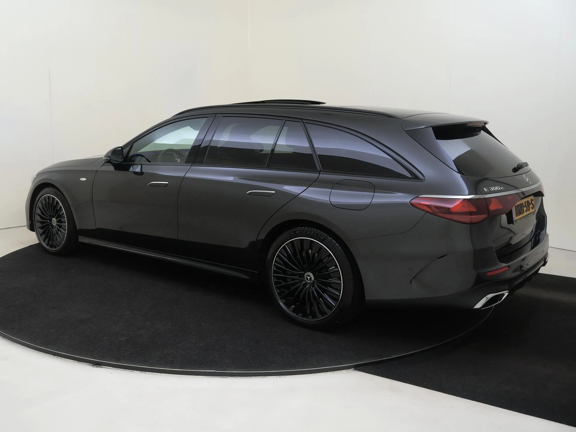 Mercedes-Benz E-Klasse met kenteken 111 – autofoto 4