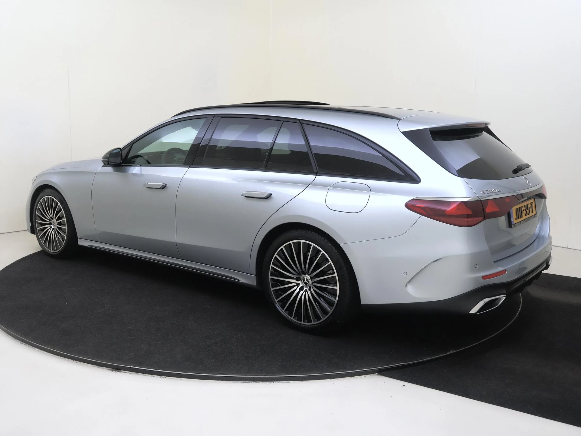 Mercedes-Benz E-Klasse met kenteken 111 – autofoto 4
