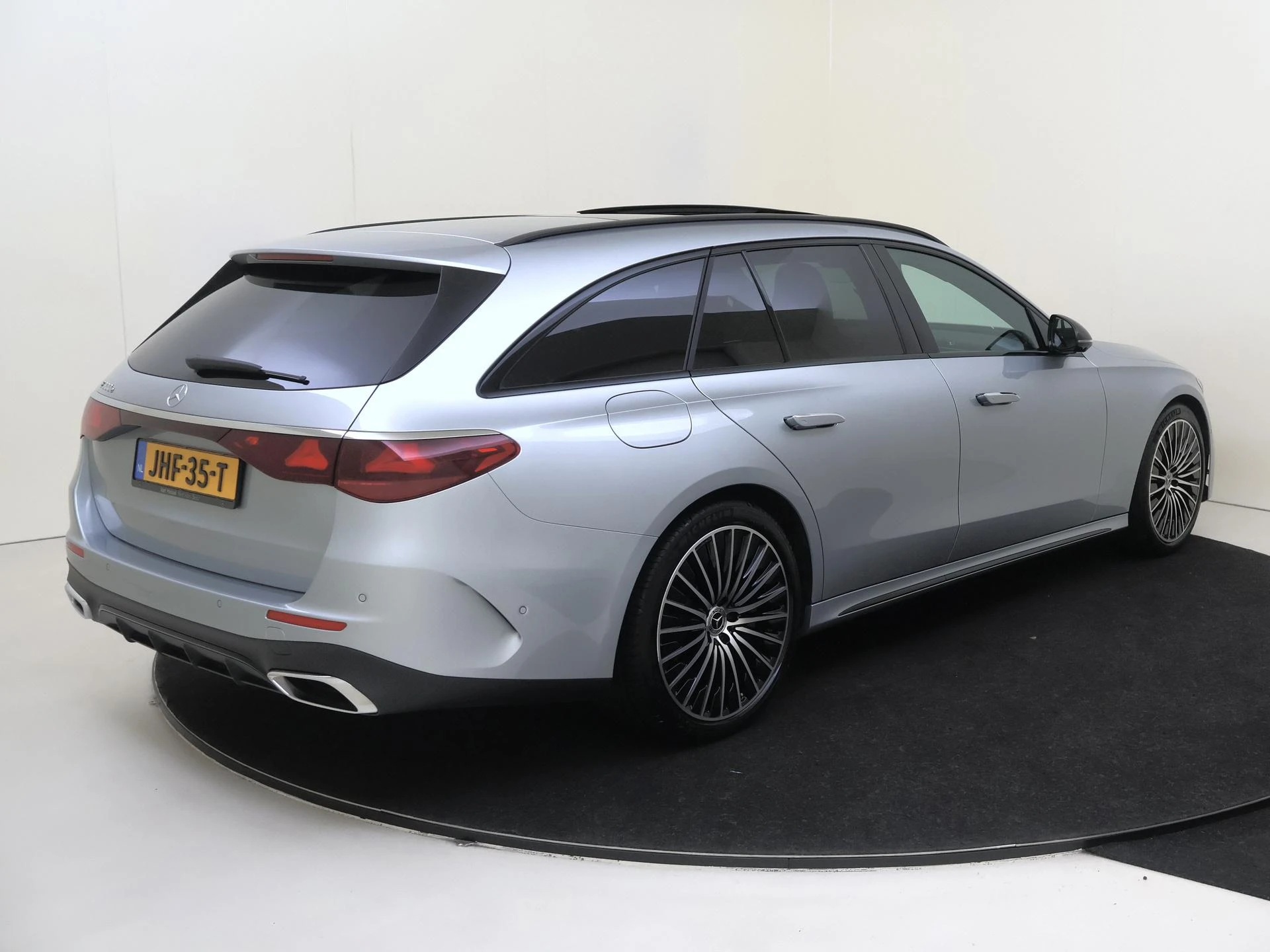 Mercedes-Benz E-Klasse met kenteken 111 – autofoto 5