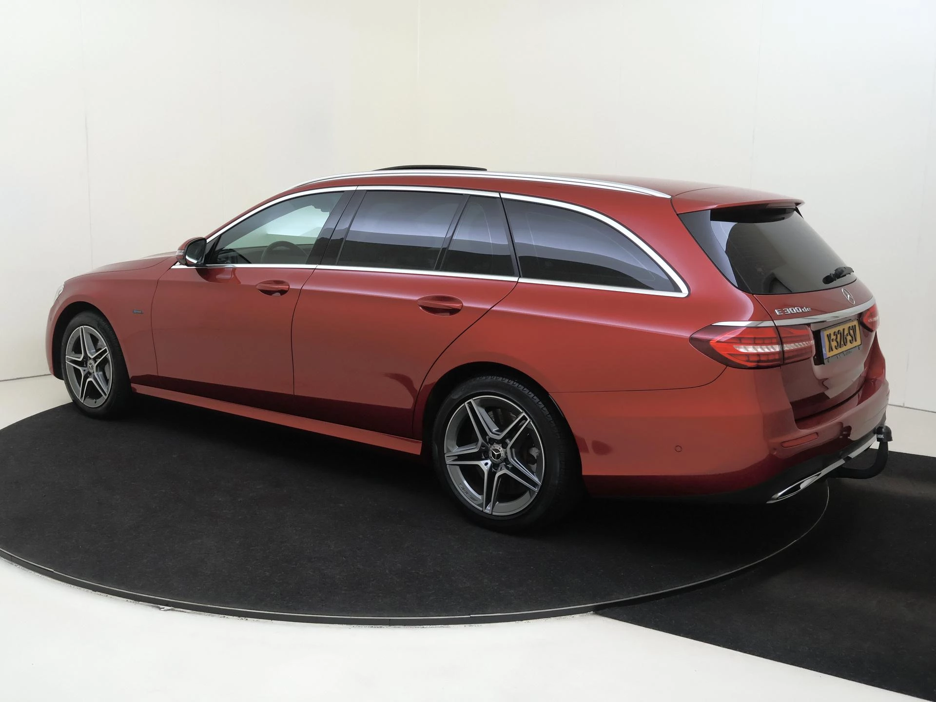 Mercedes-Benz E-Klasse met kenteken 14100 – autofoto 4