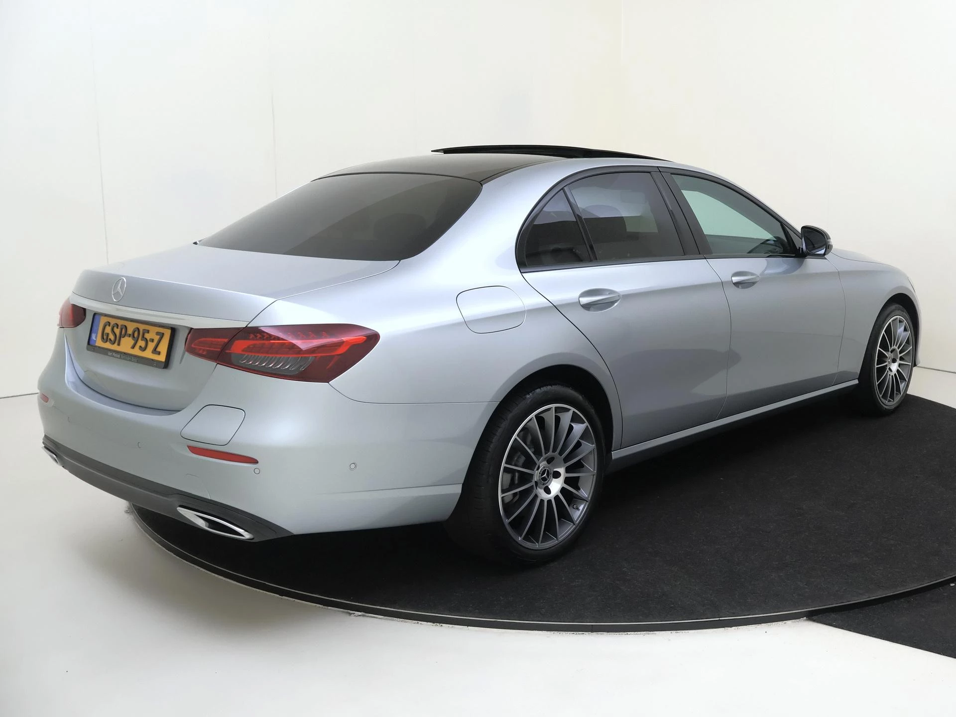 Mercedes-Benz E-Klasse met kenteken 16100 – autofoto 3