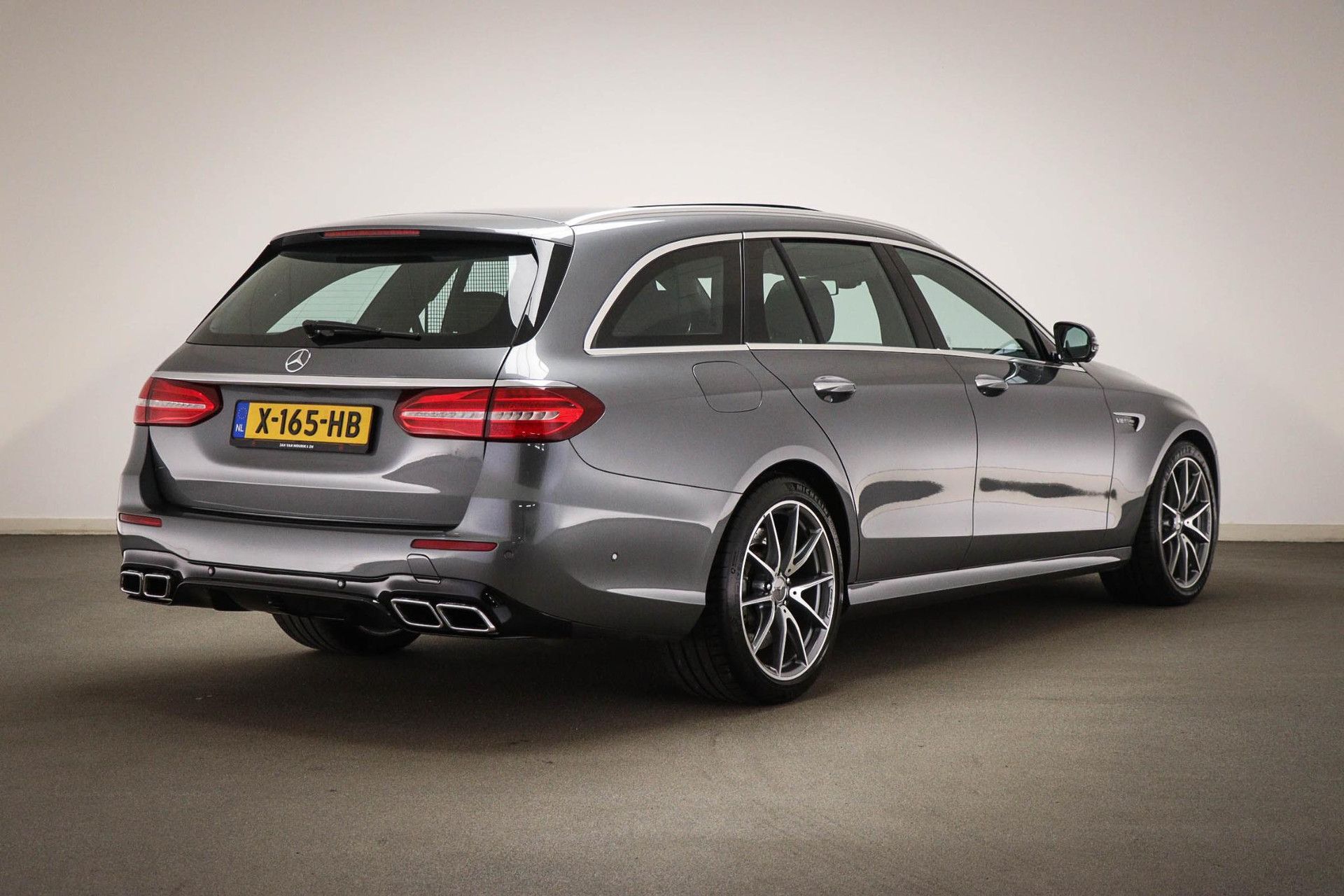Mercedes-Benz E-Klasse met kenteken X-165-HB – autofoto 2