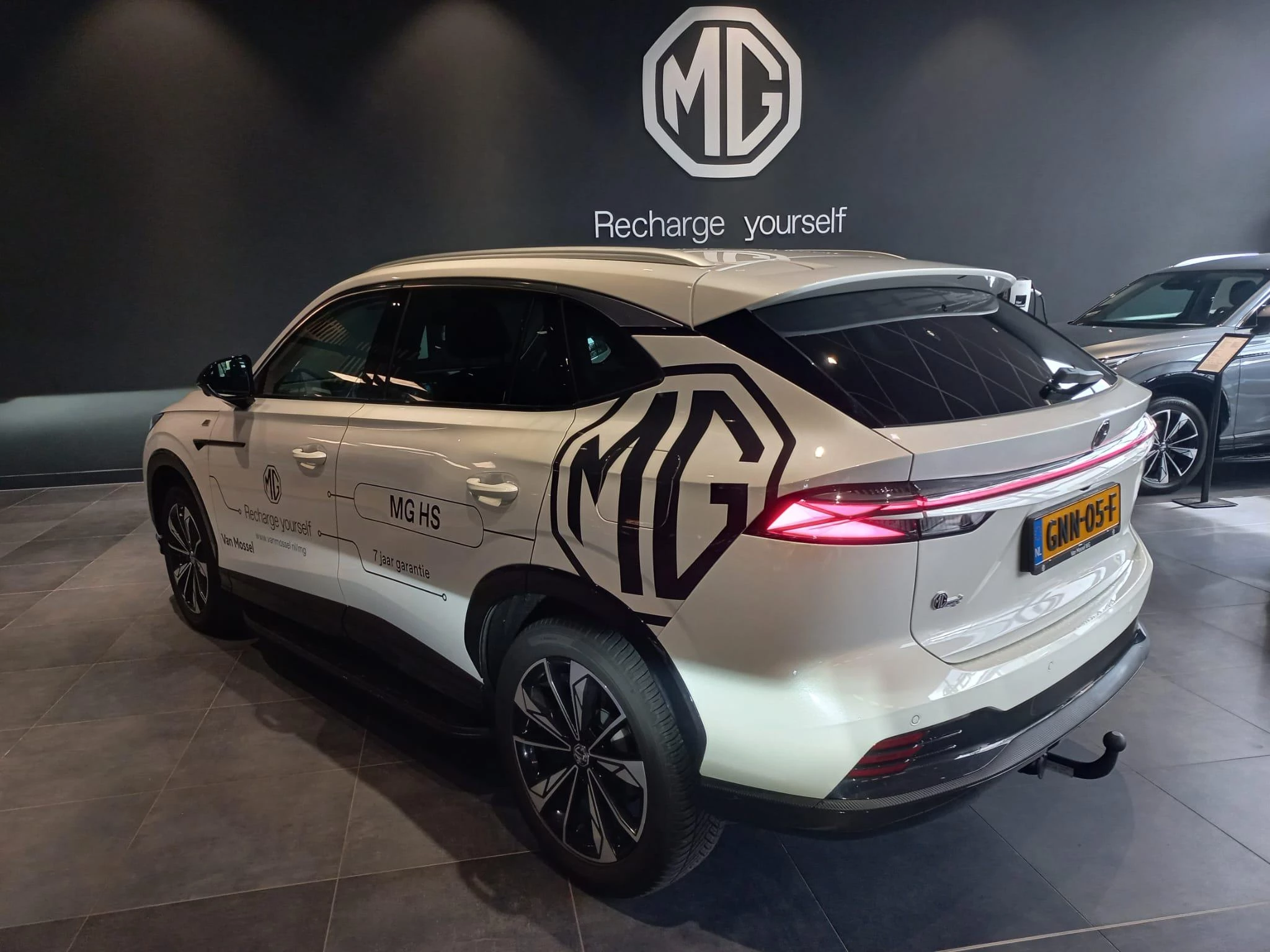 MG HS met kenteken 05100 – autofoto 5