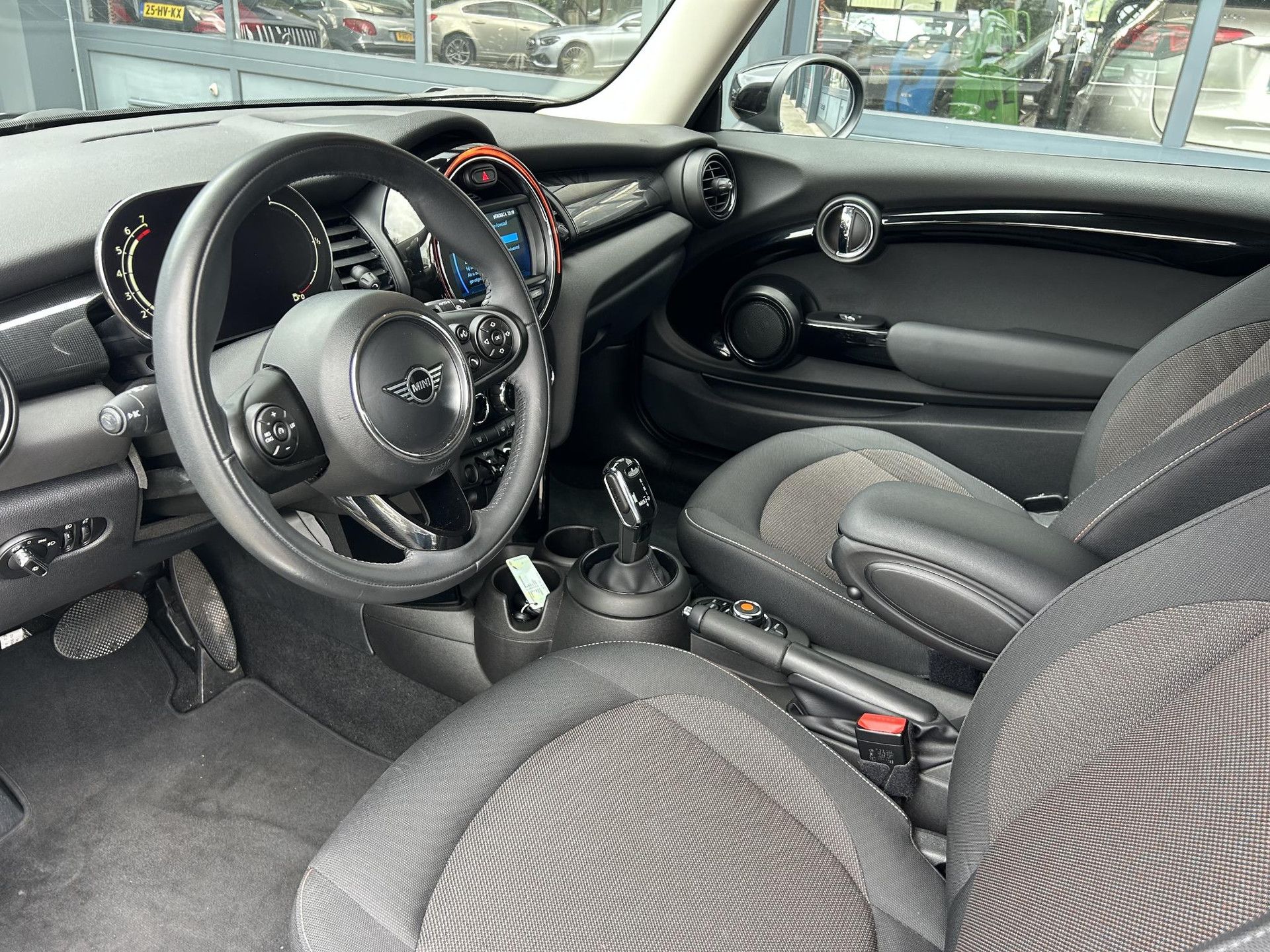 MINI 3-Deurs met kenteken J-105-JN – autofoto 3