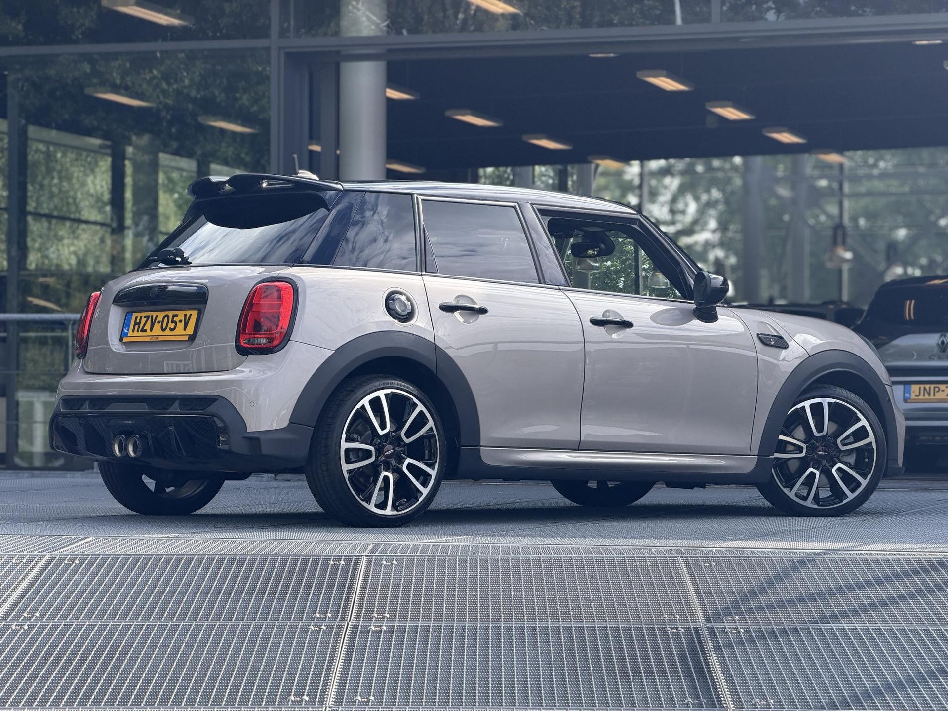 MINI 5-Deurs met kenteken HZV-05-V – autofoto 2