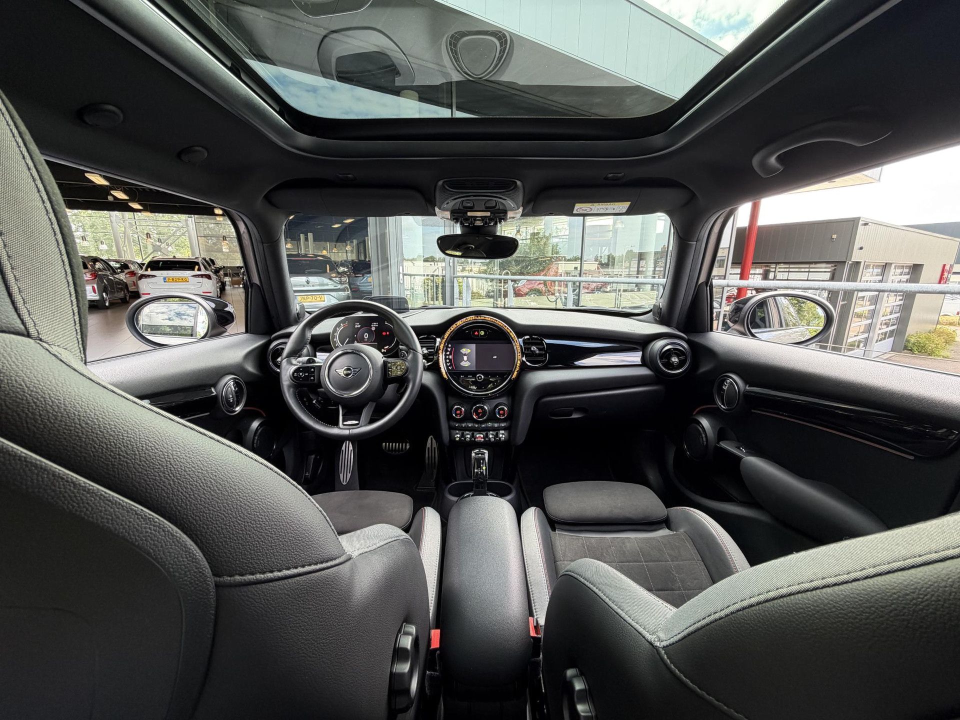 MINI 5-Deurs met kenteken HZV-05-V – autofoto 3