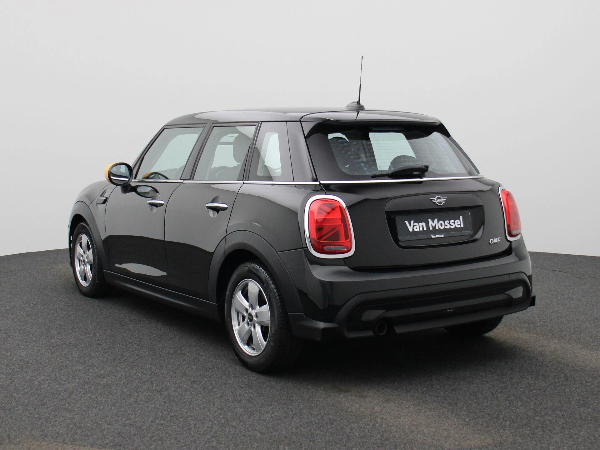 MINI 5-Deurs met kenteken KTN-45-P – autofoto 3