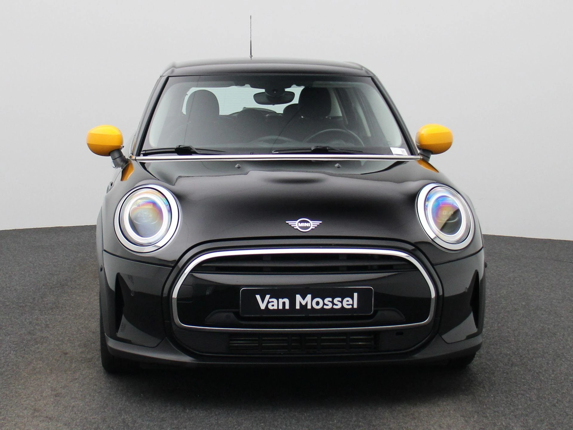 MINI 5-Deurs met kenteken KTN-45-P – autofoto 4
