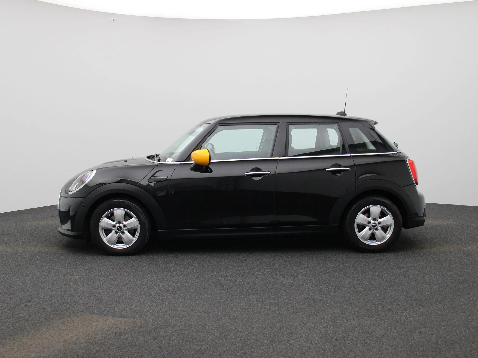 MINI 5-Deurs met kenteken KTN-45-P – autofoto 5