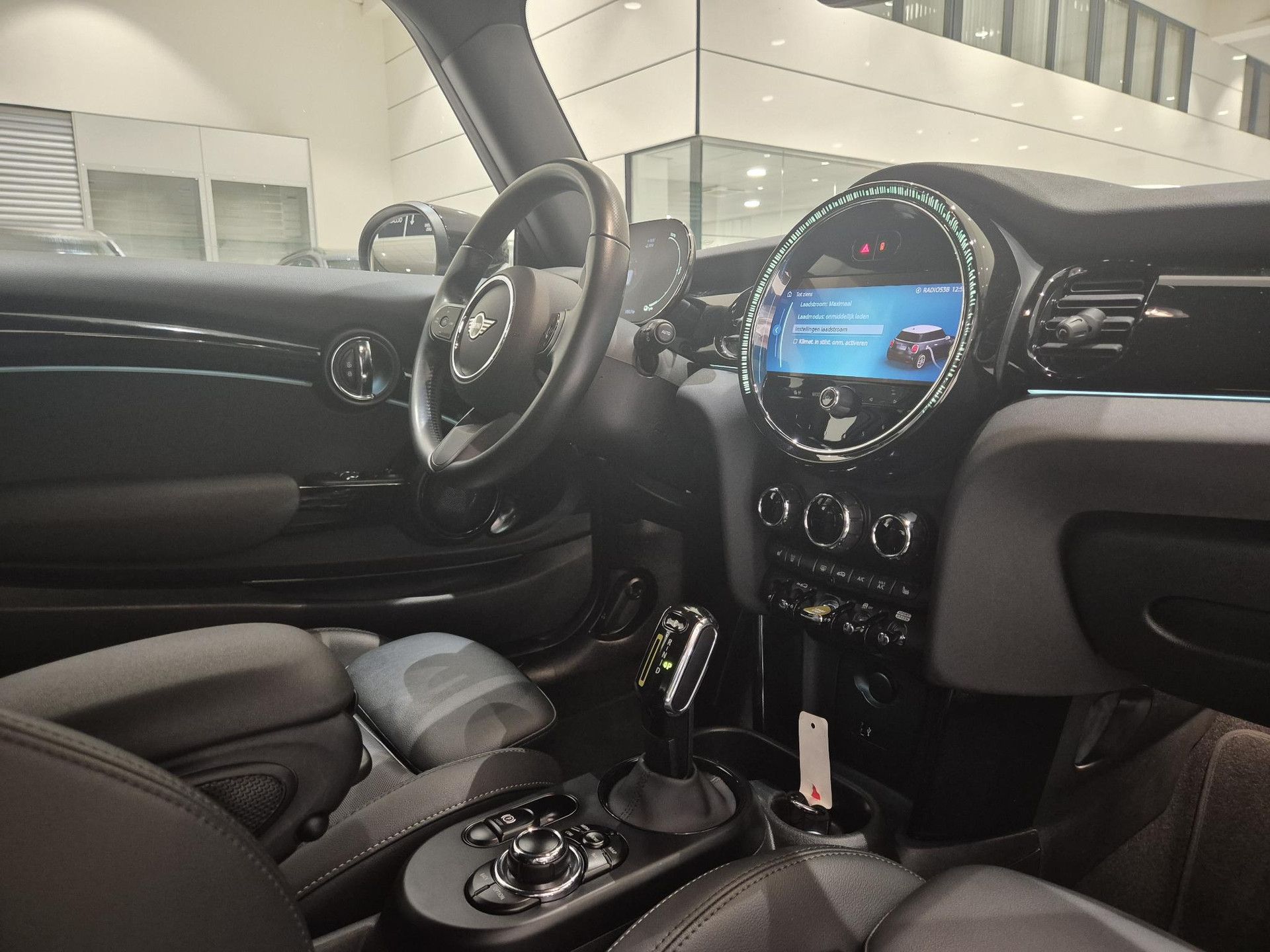 MINI Electric met kenteken GVL-86-D – autofoto 3