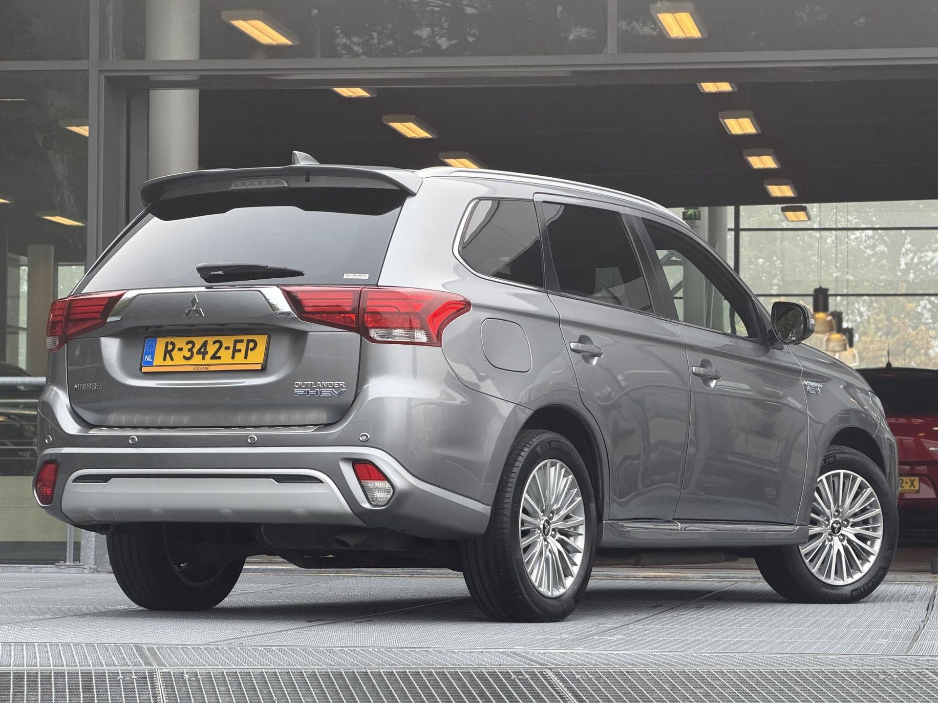 Mitsubishi Outlander met kenteken R-342-FP – autofoto 2