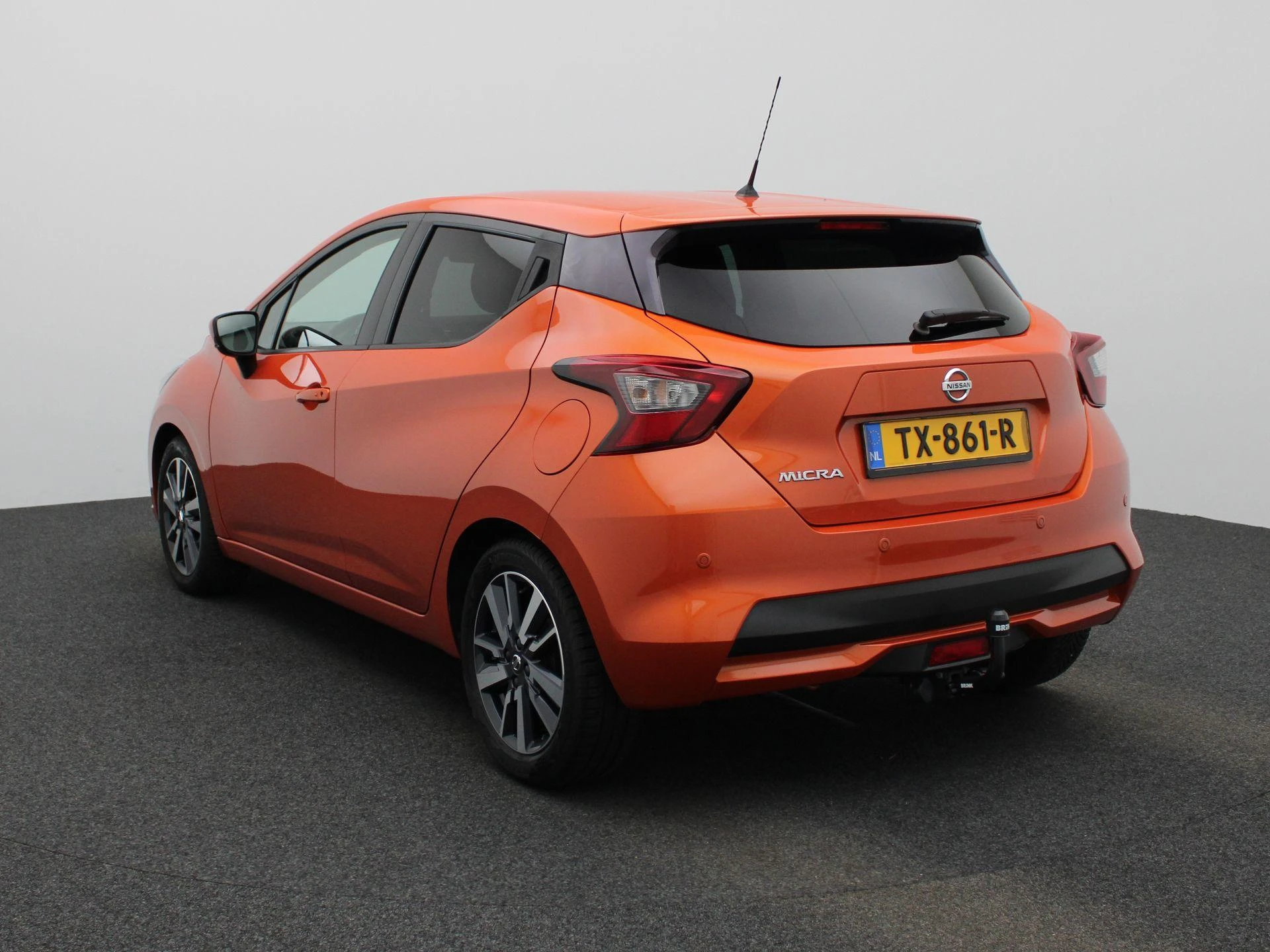 Nissan Micra met kenteken 56100 – autofoto 3