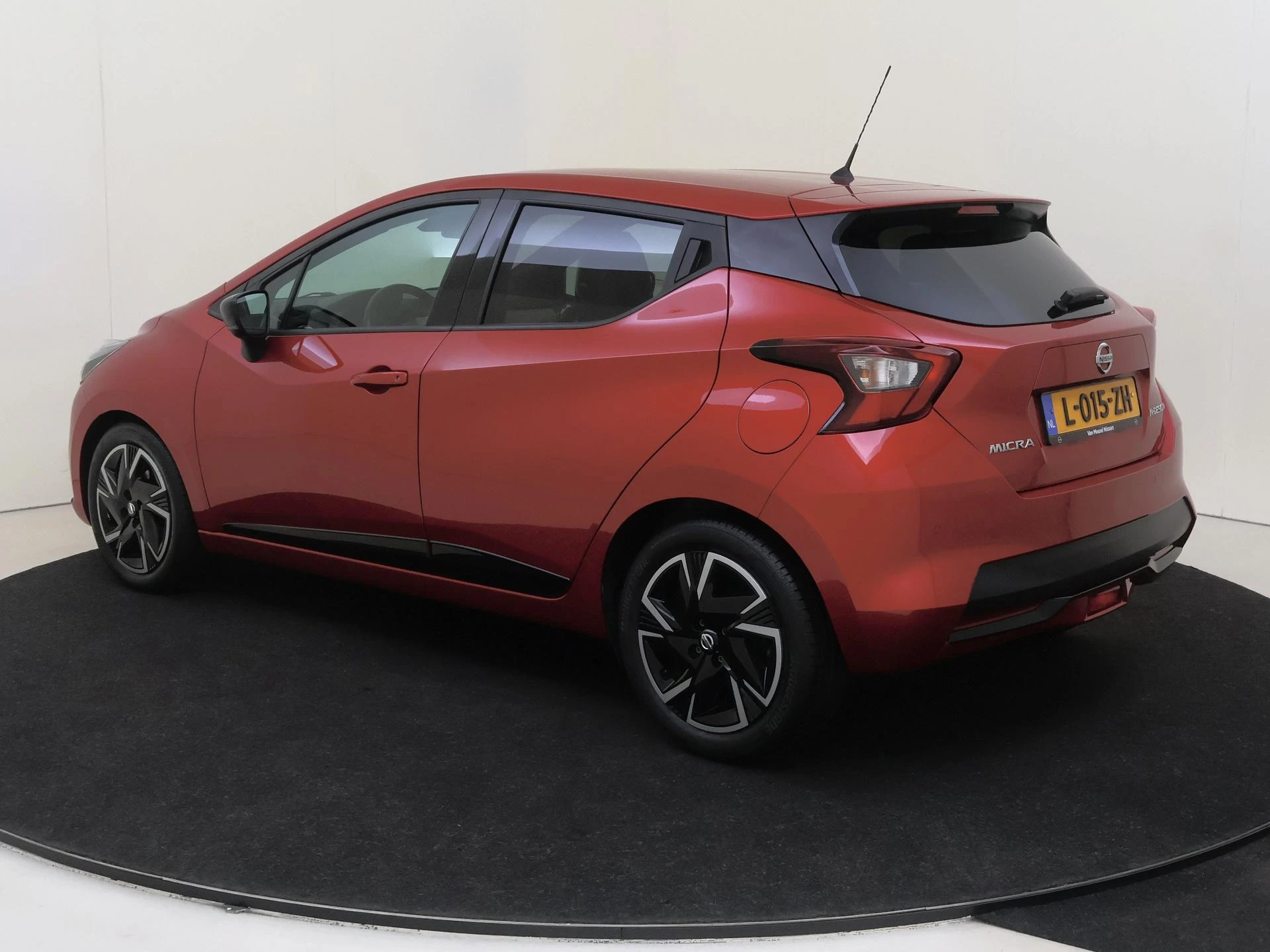 Nissan Micra met kenteken L-015-ZH – autofoto 4