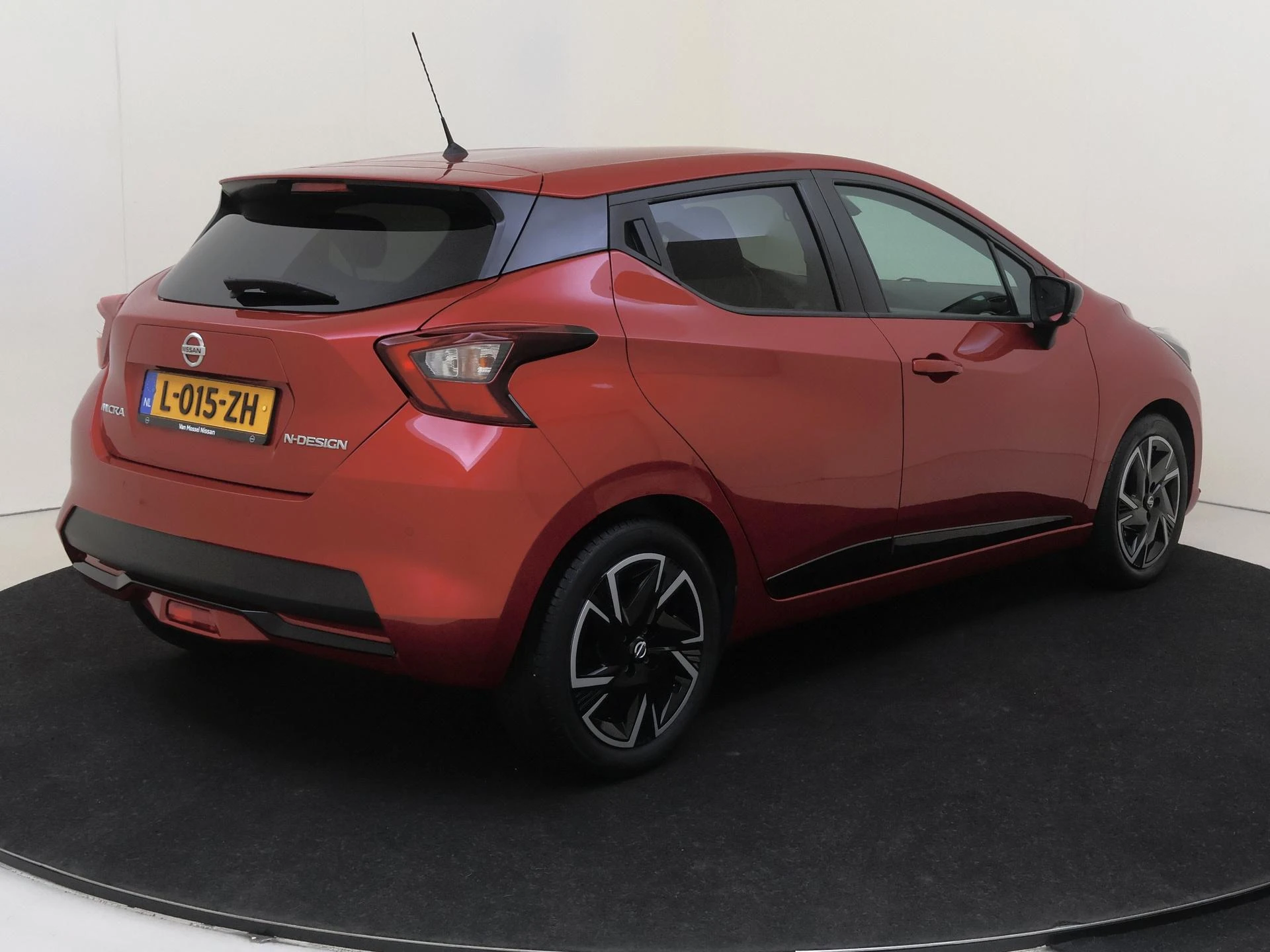 Nissan Micra met kenteken L-015-ZH – autofoto 5