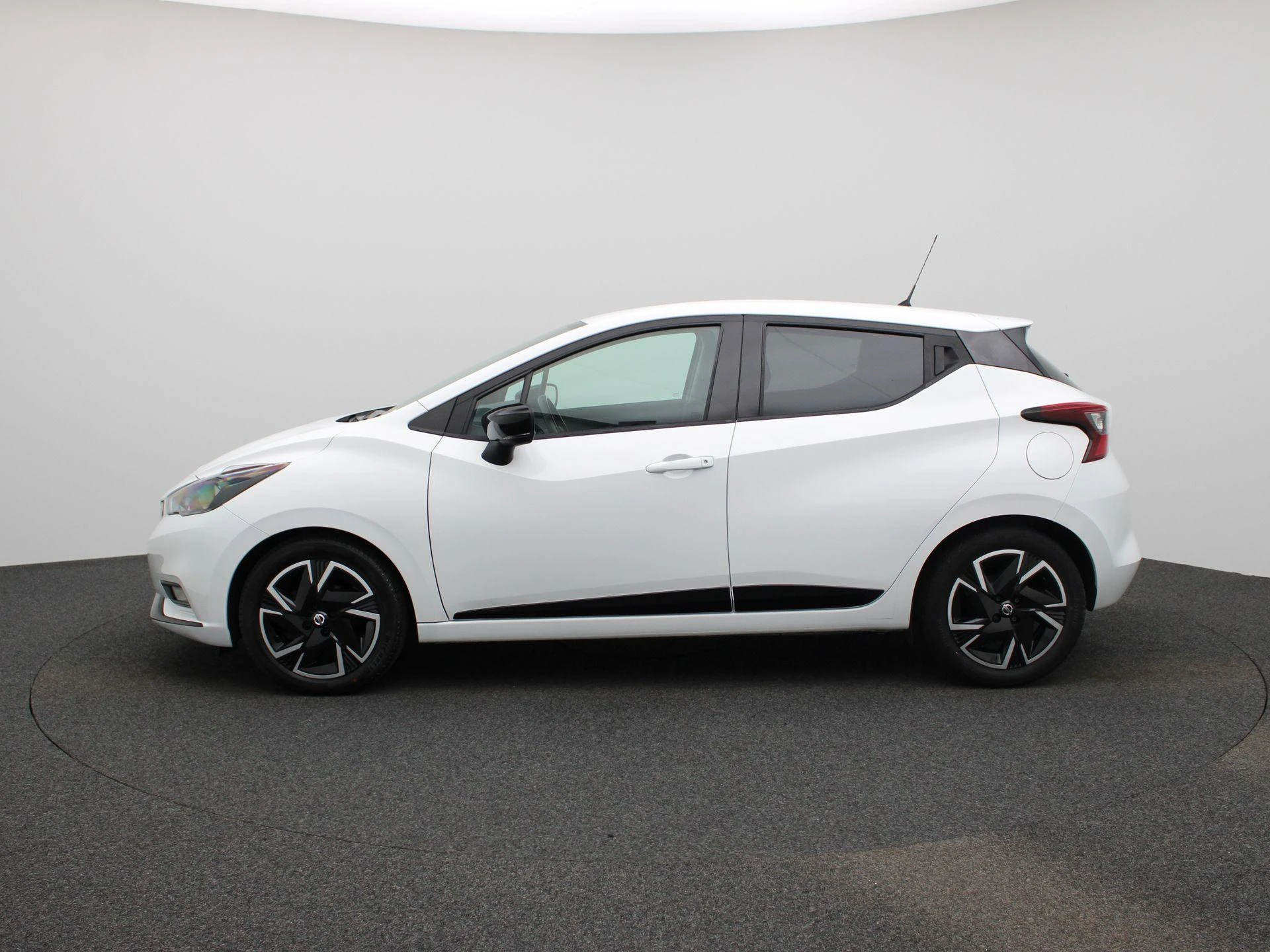 Nissan Micra met kenteken L-146-TK – autofoto 5