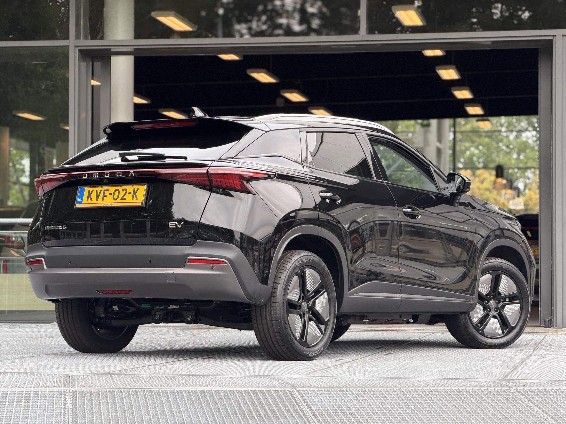 Omoda 5EV met kenteken KVF-02-K – autofoto 2