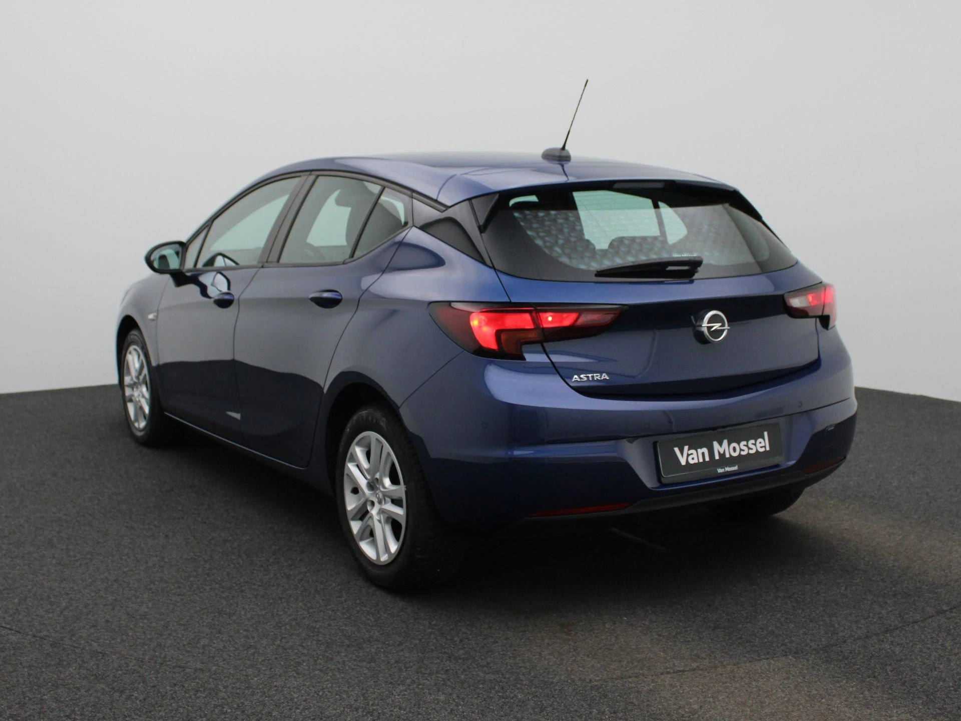 Opel Astra met kenteken 38100 – autofoto 3