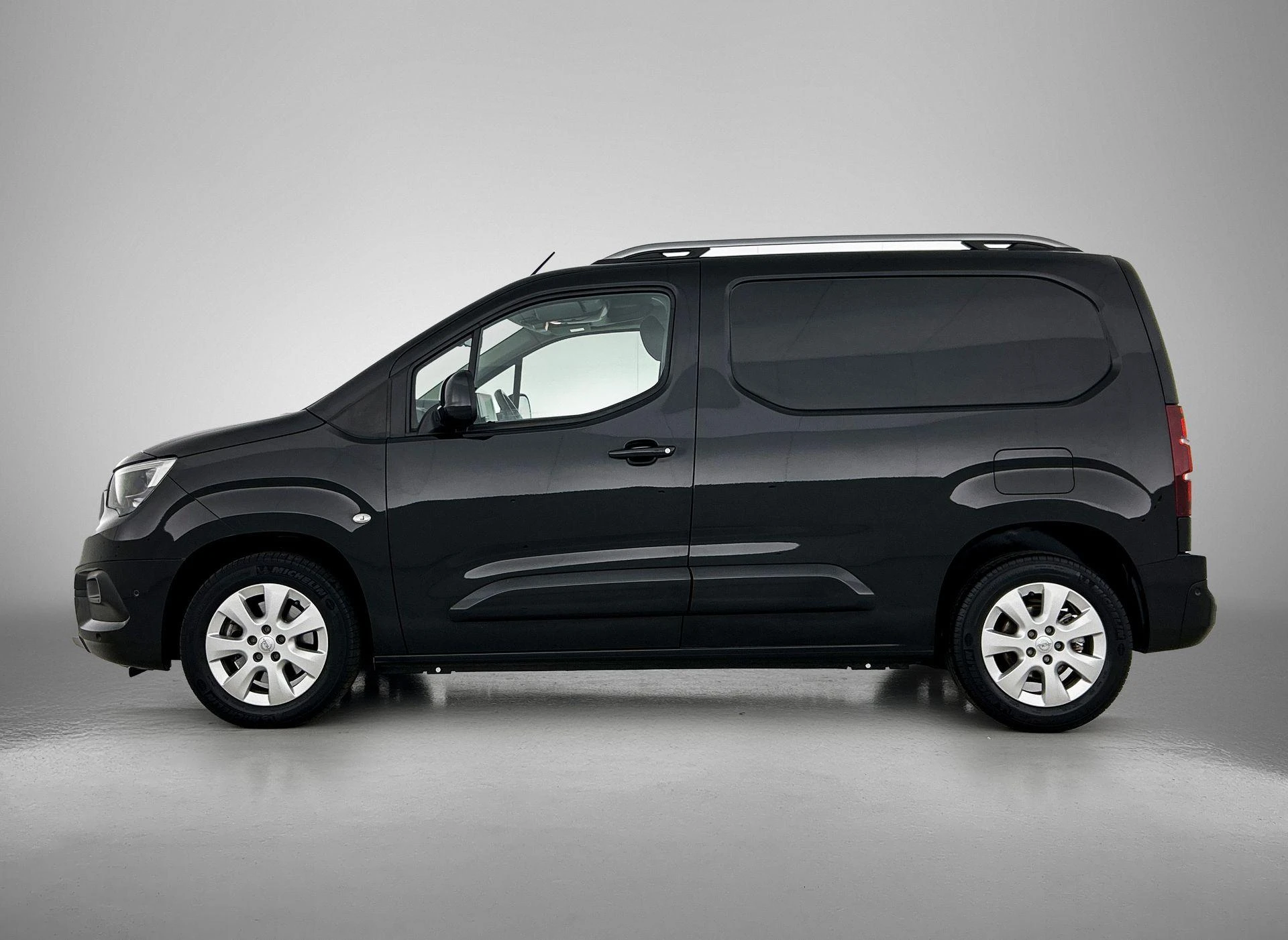 Opel Combo met kenteken 46100 – autofoto 3