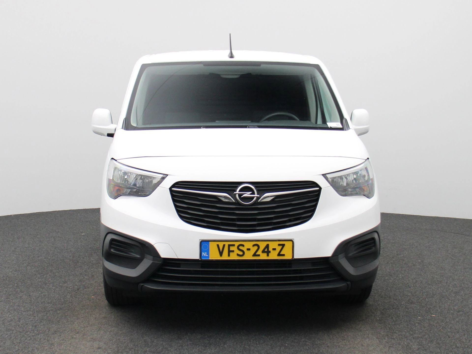 Opel Combo met kenteken 49100 – autofoto 4