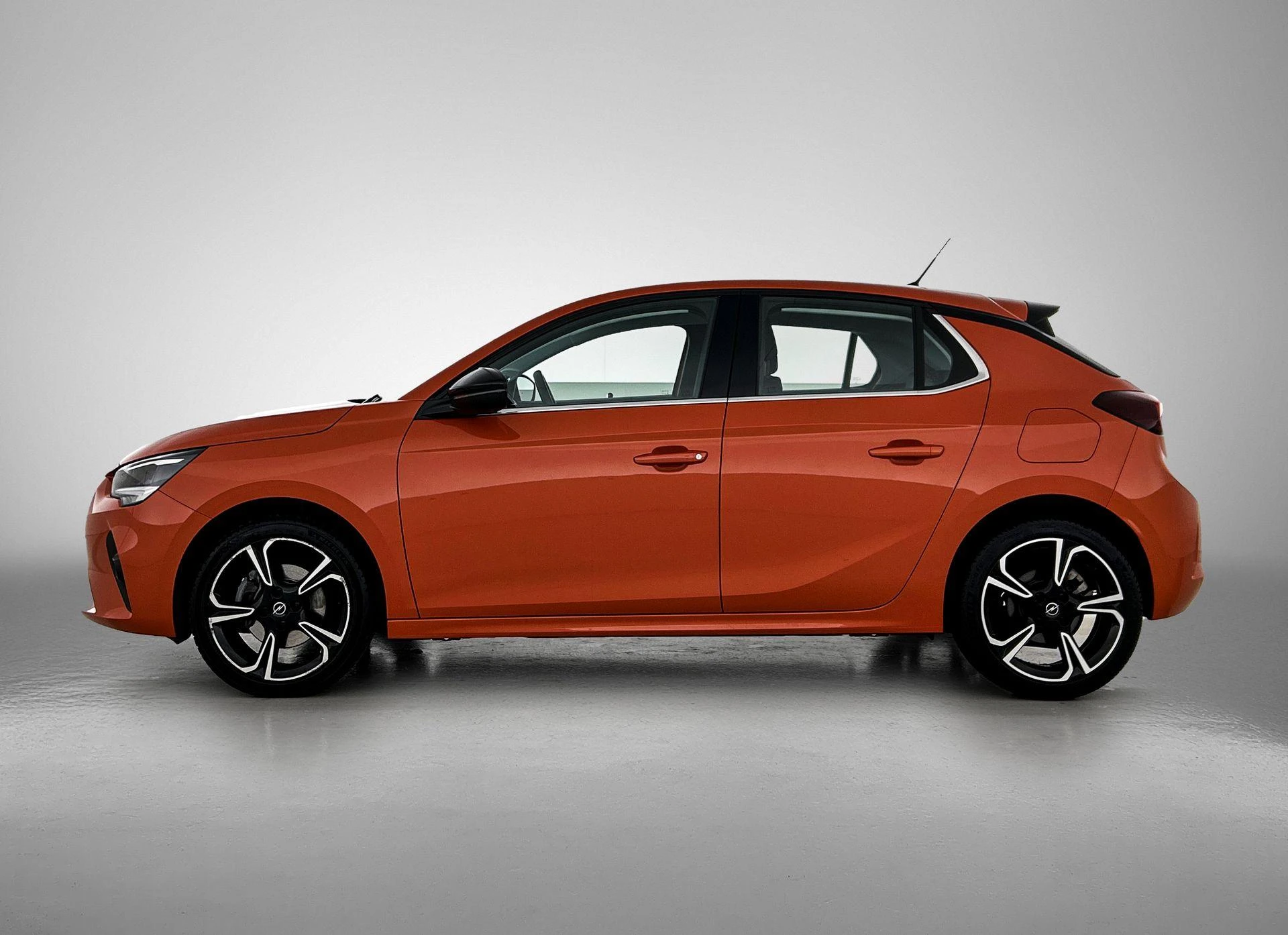 Opel Corsa met kenteken 42100 – autofoto 4
