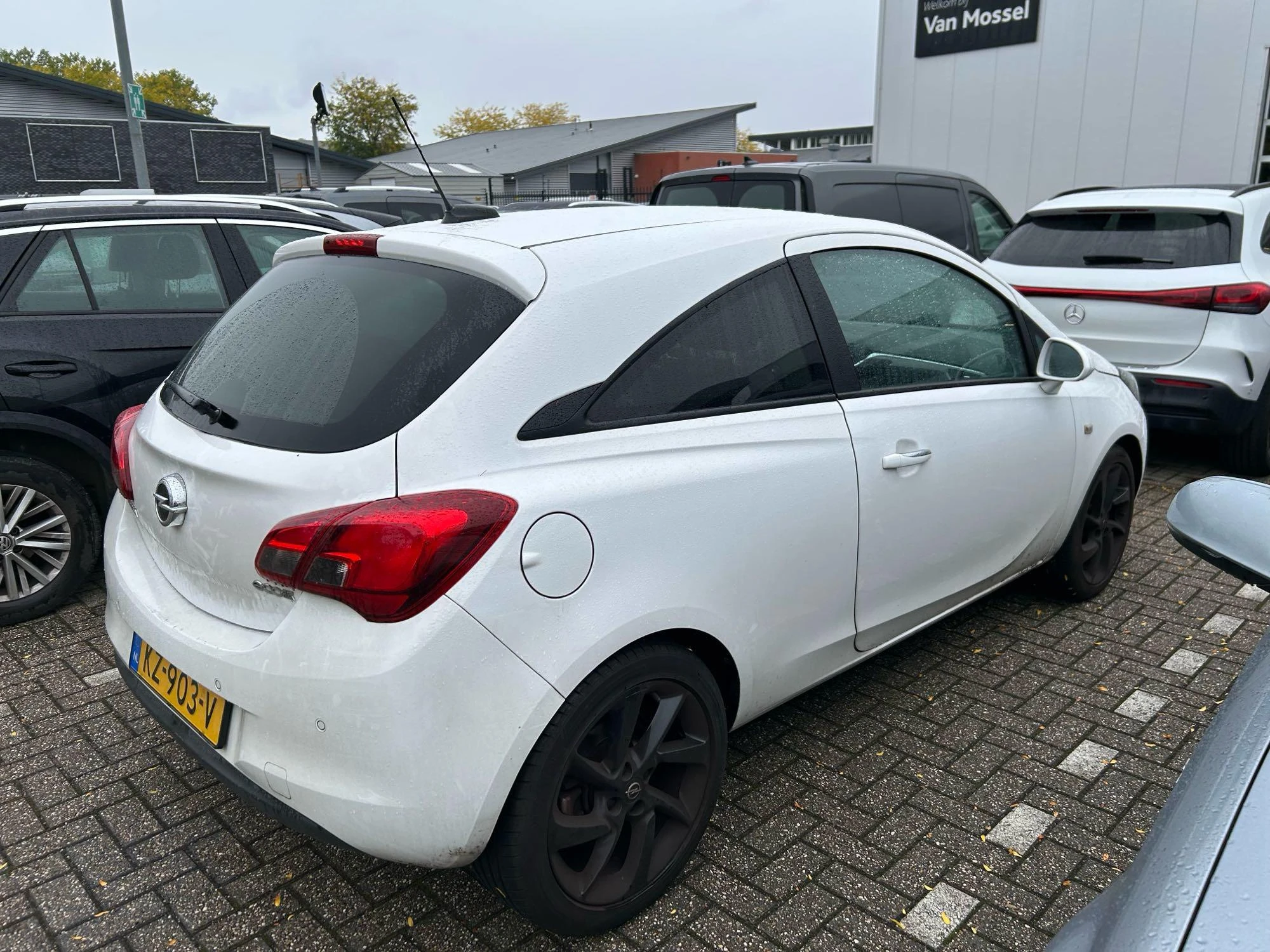 Opel Corsa met kenteken 42100 – autofoto 5