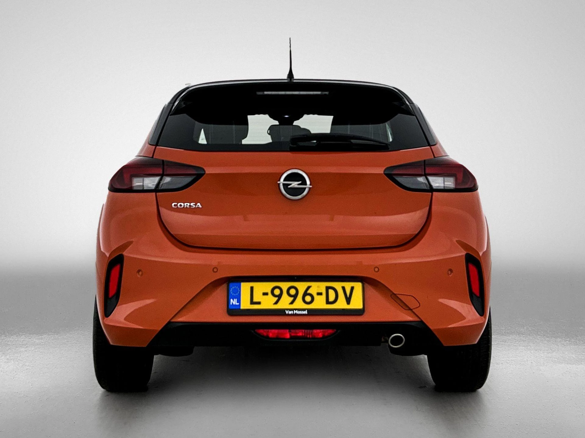 Opel Corsa met kenteken 43100 – autofoto 4