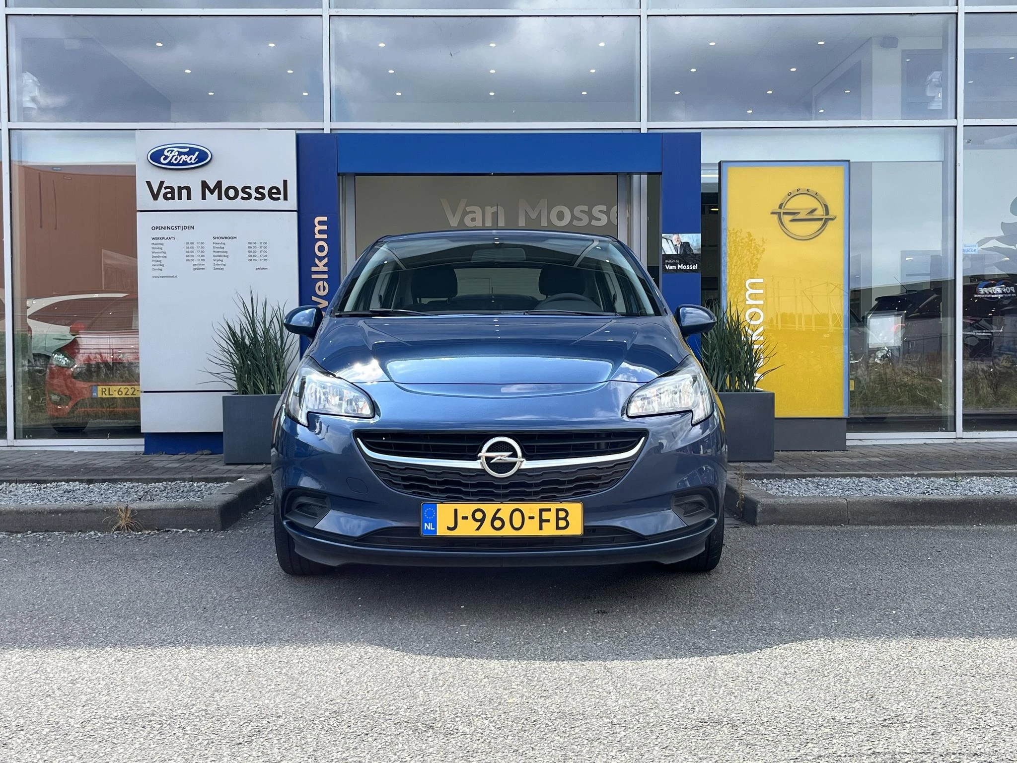 Opel Corsa met kenteken 67100 – autofoto 4